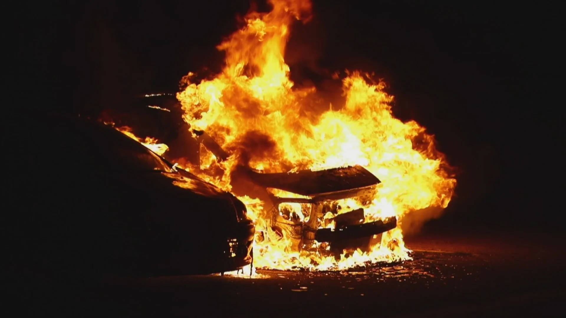 Onrustige nacht in Wezep: vechtpartij en felle autobrand, mogelijk molotovcocktail gebruikt