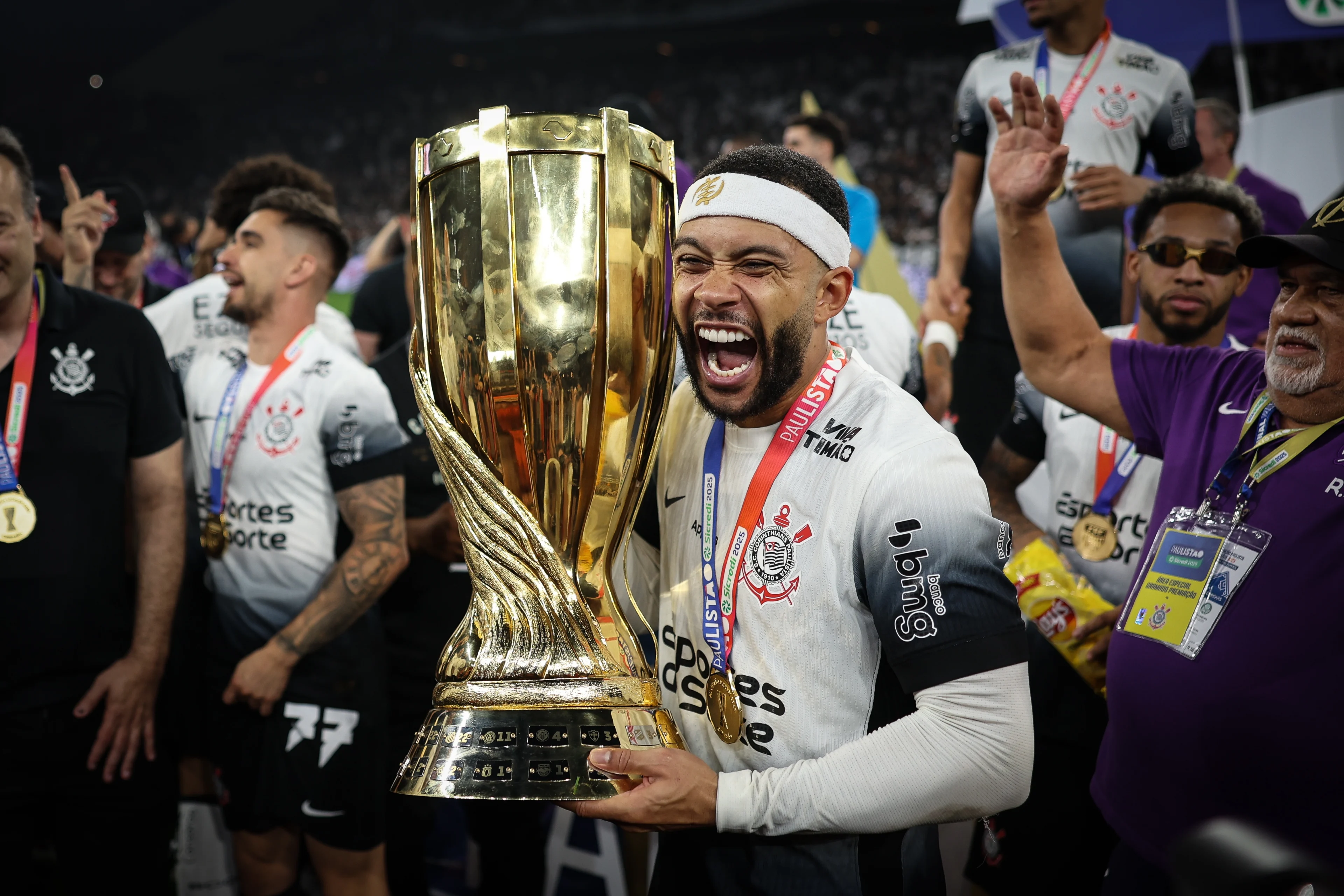Depay pakt met Corinthians zijn eerste prijs in Brazilië