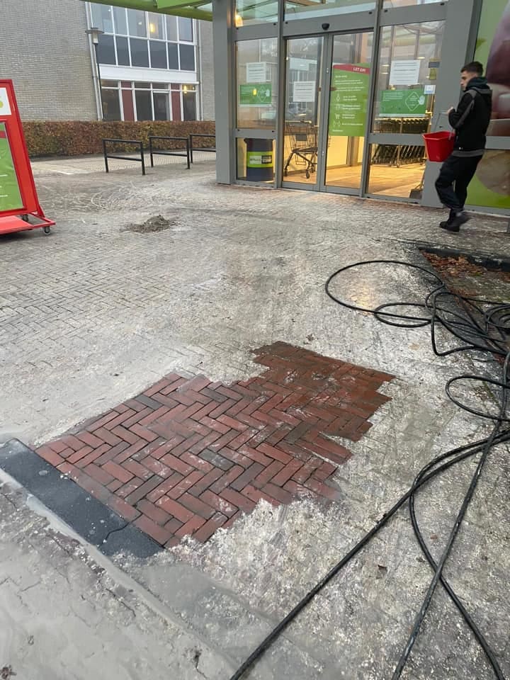 Jongeren besmeuren parkeerplaats PLUS Supermarkt in Zuidwolde met frituurolie