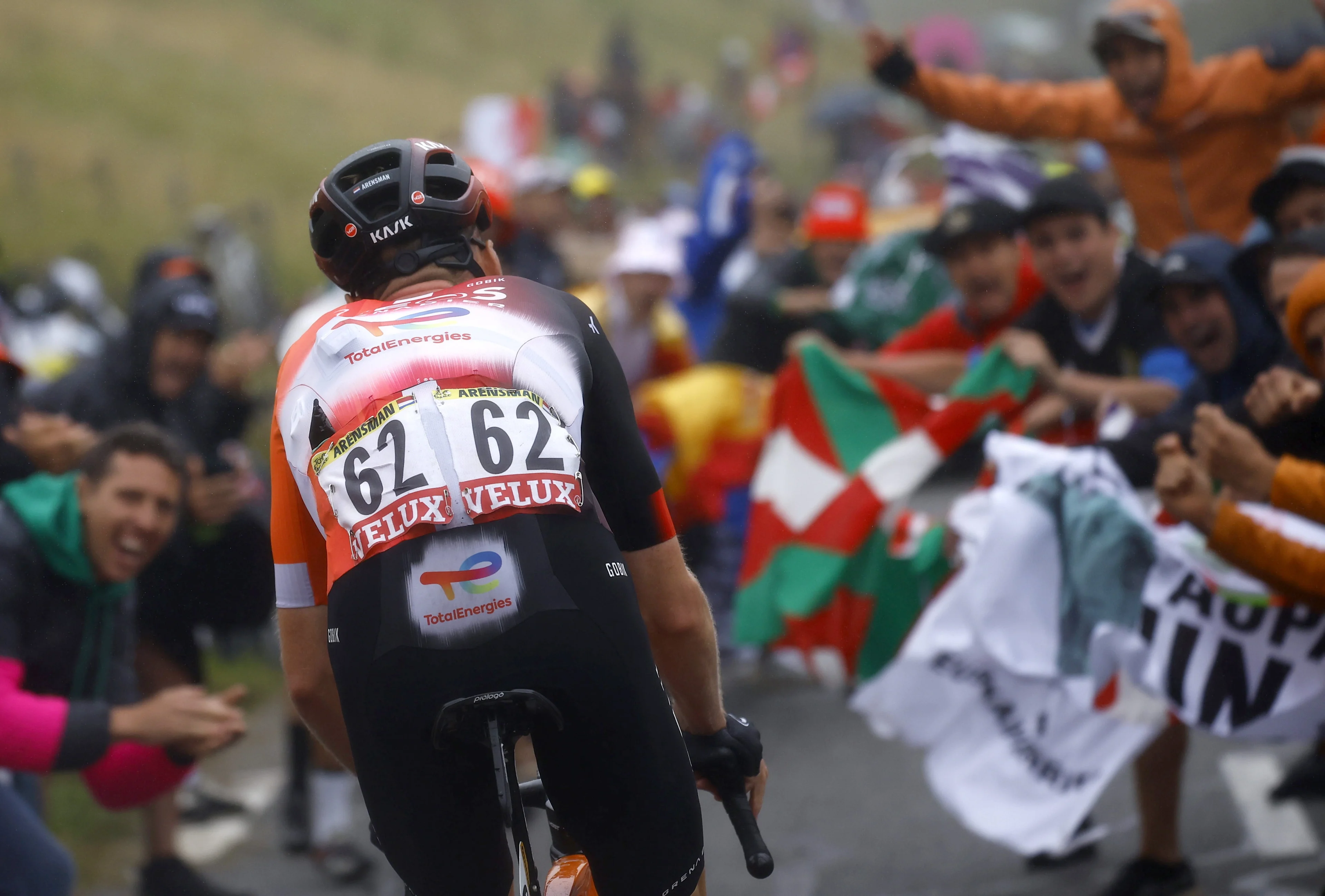 Arensman wint na solo in loodzware bergrit Tour de France