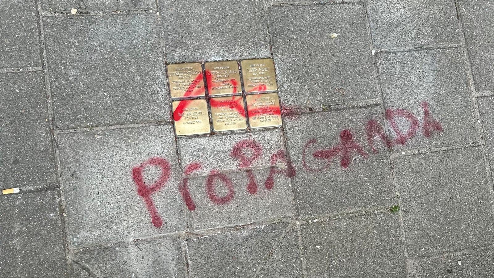 Struikelstenen beklad met graffiti in Amsterdam: 'Weerzinwekkende daad'