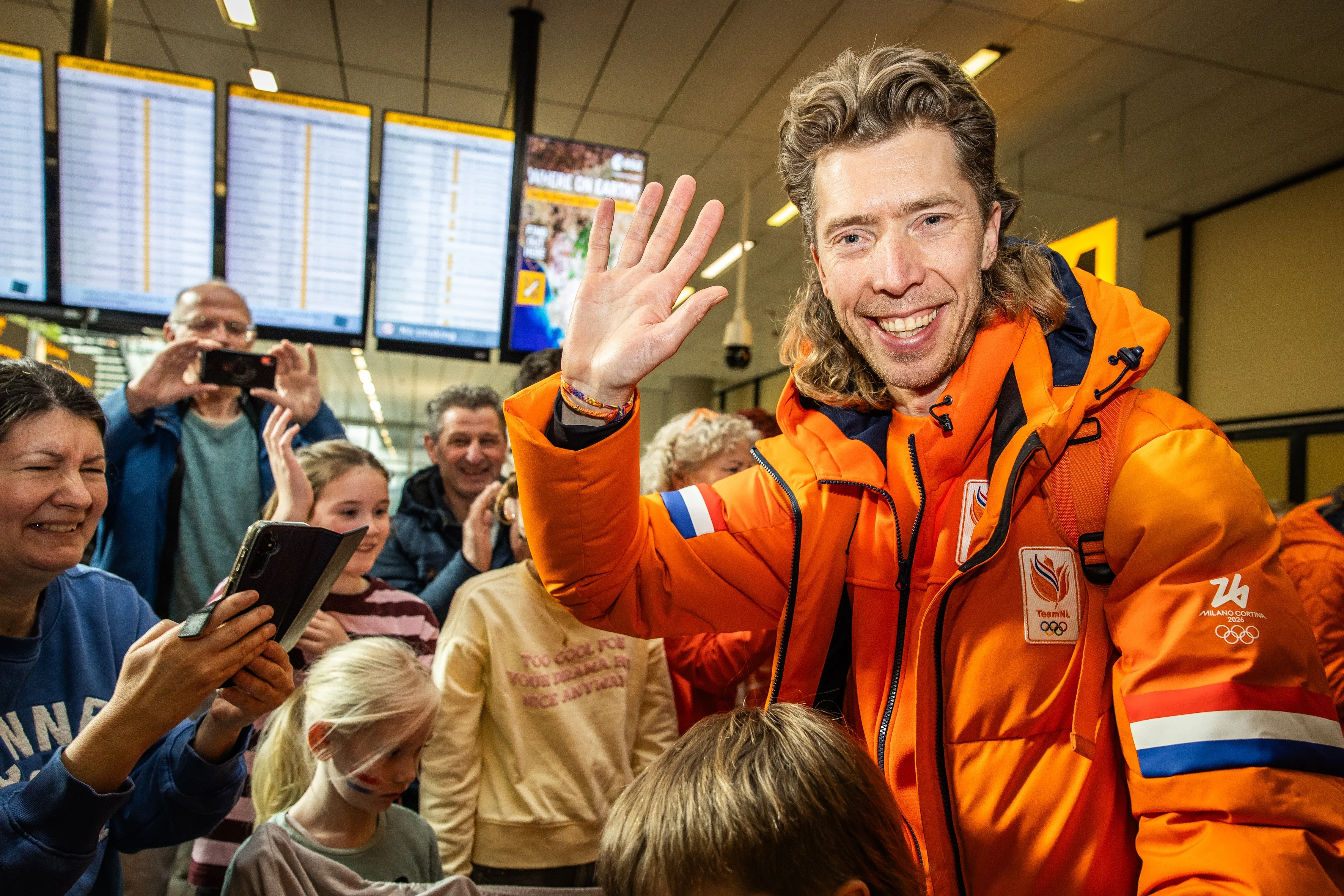 Olympiërs onthaald op Schiphol na Spelen in Milaan: 'Mooi dat iedereen hier is'