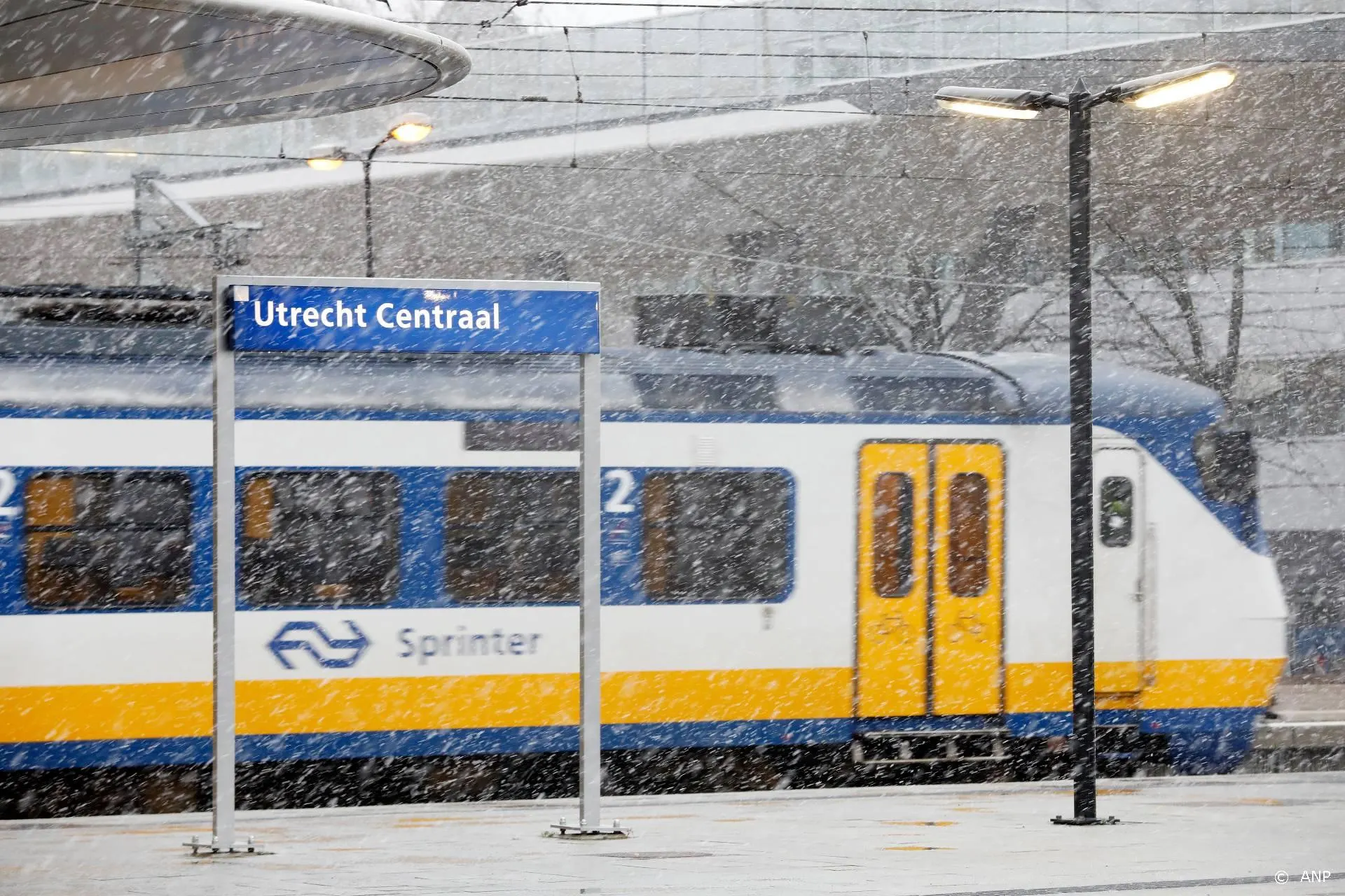 Geen treinverkeer tot zeker 12.00 uur