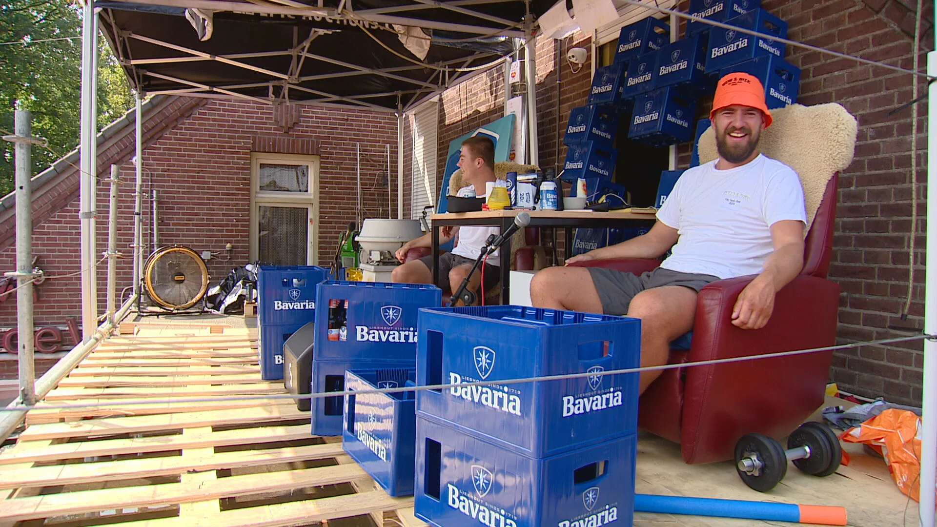 Niek en Hein mogen na 11 dagen eindelijk van het dak af: 'Zo, en nu een lekker biertje!'