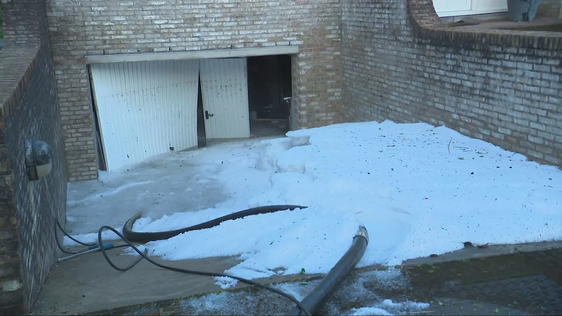 Garage van Albert helemaal ontwricht door hoosbui: 'Grasmaaier drijft ergens rond'