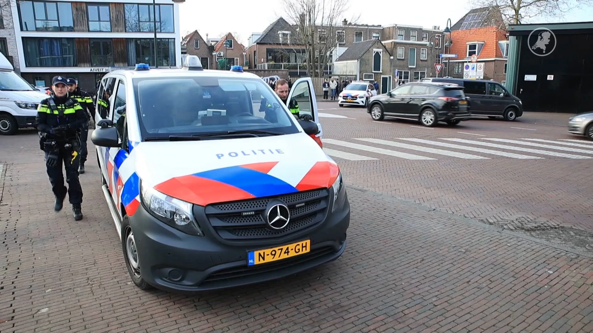 Journalist Bender belaagd door tientallen jongeren bij bezoek Wilders