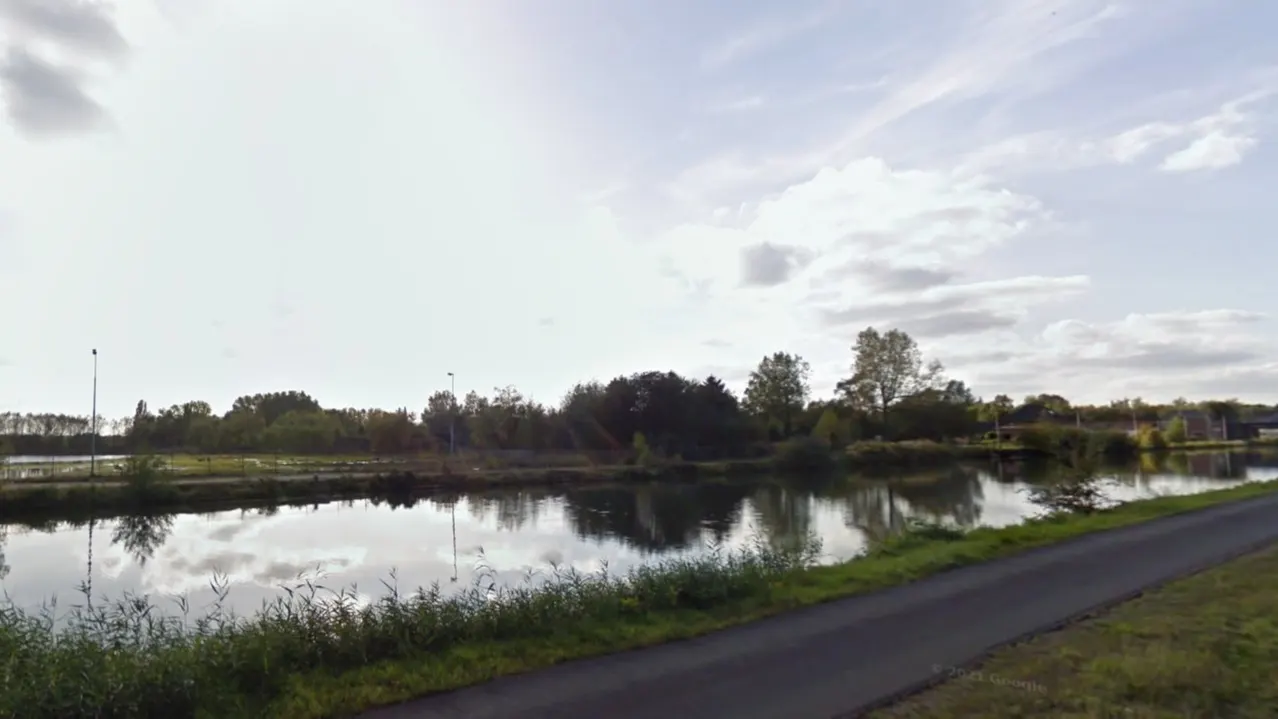 Gezin met twee jonge kinderen rijdt kanaal in en overlijdt