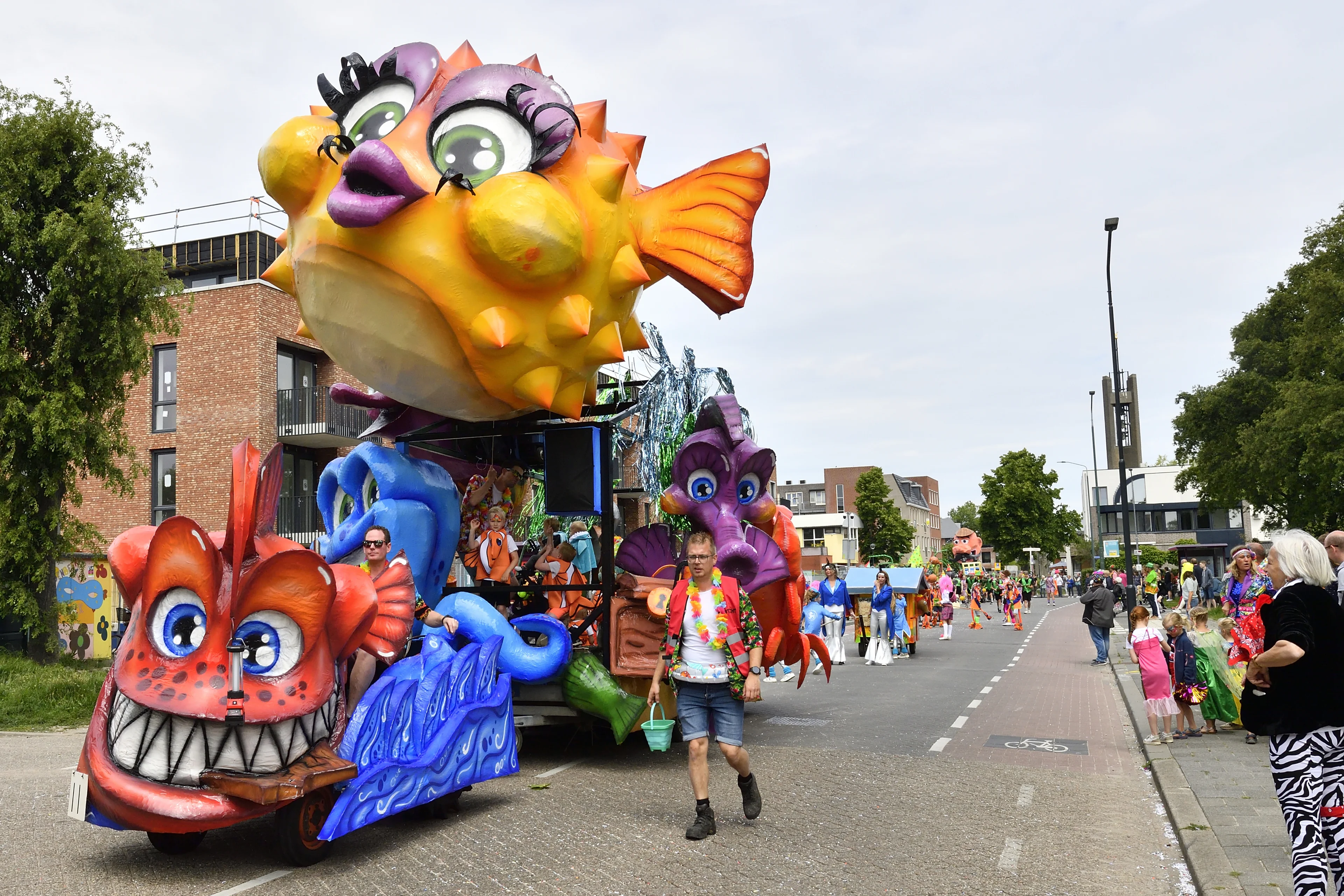 Carnavalswagen breekt af tijdens pinksteroptocht in Prinsenbeek: vrouw raakt gewond