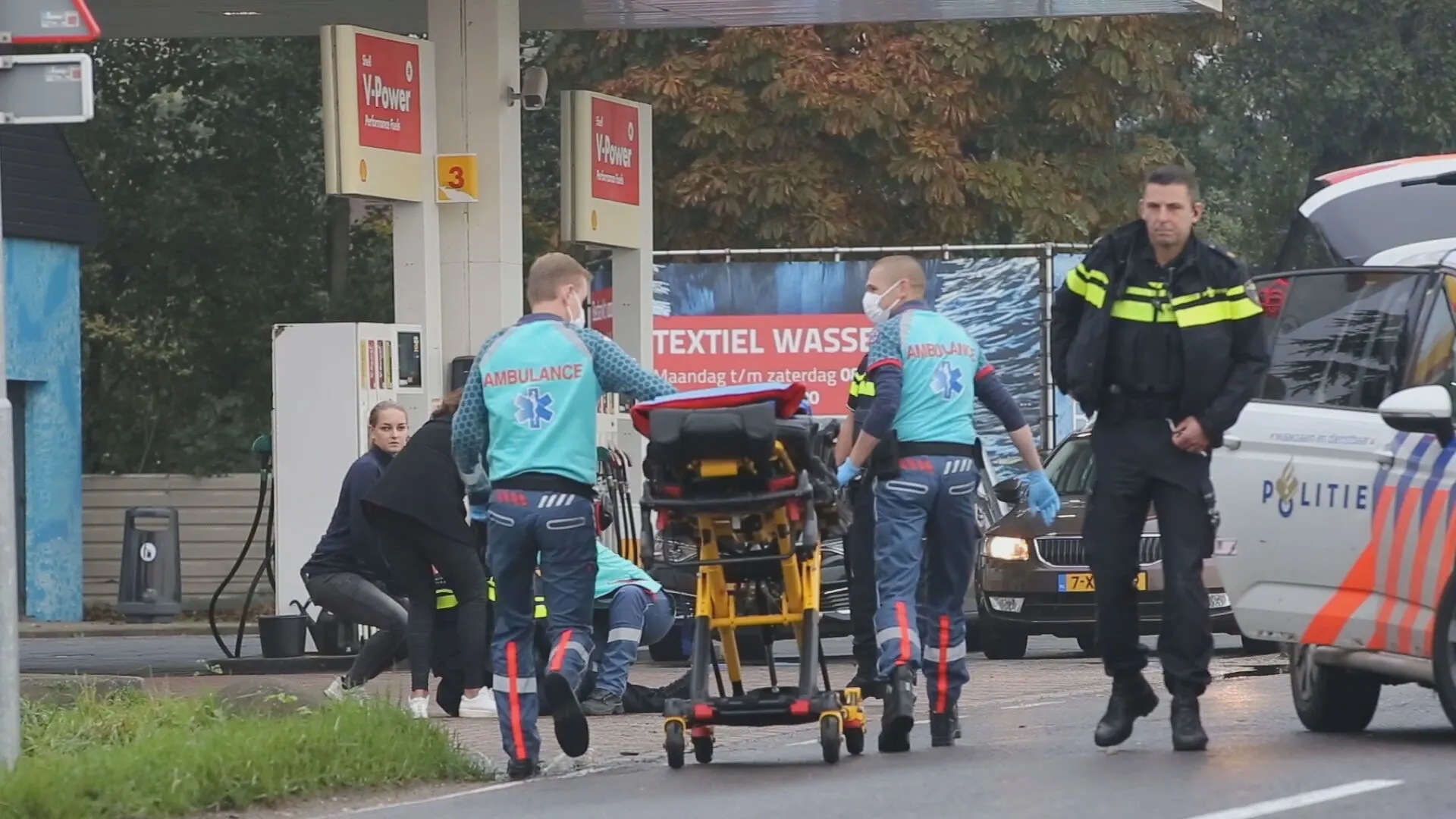 Politie achtervolgt automobilist zonder rijbewijs in Wilnis en crasht: drie gewonden