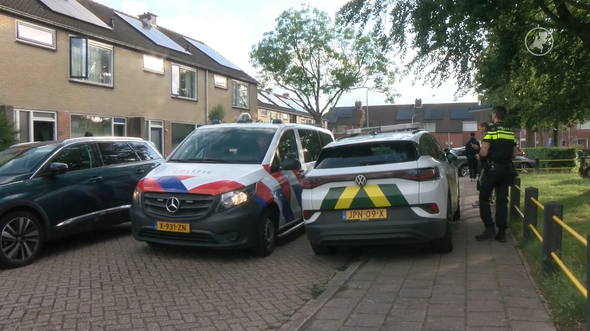 Inval in Zeeuwse woning: dozen vol vapes, geld en nepmerkkleding gevonden
