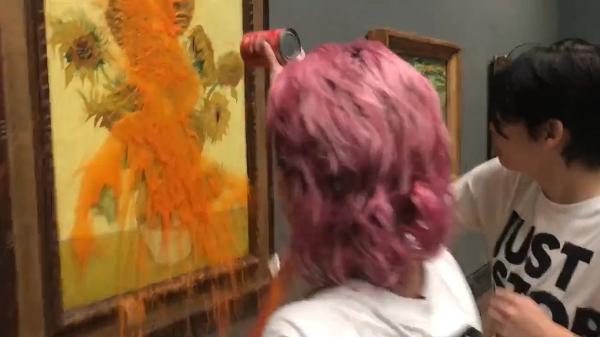 Klimaatactivisten gooien blikken tomatensoep over schilderij Van Gogh