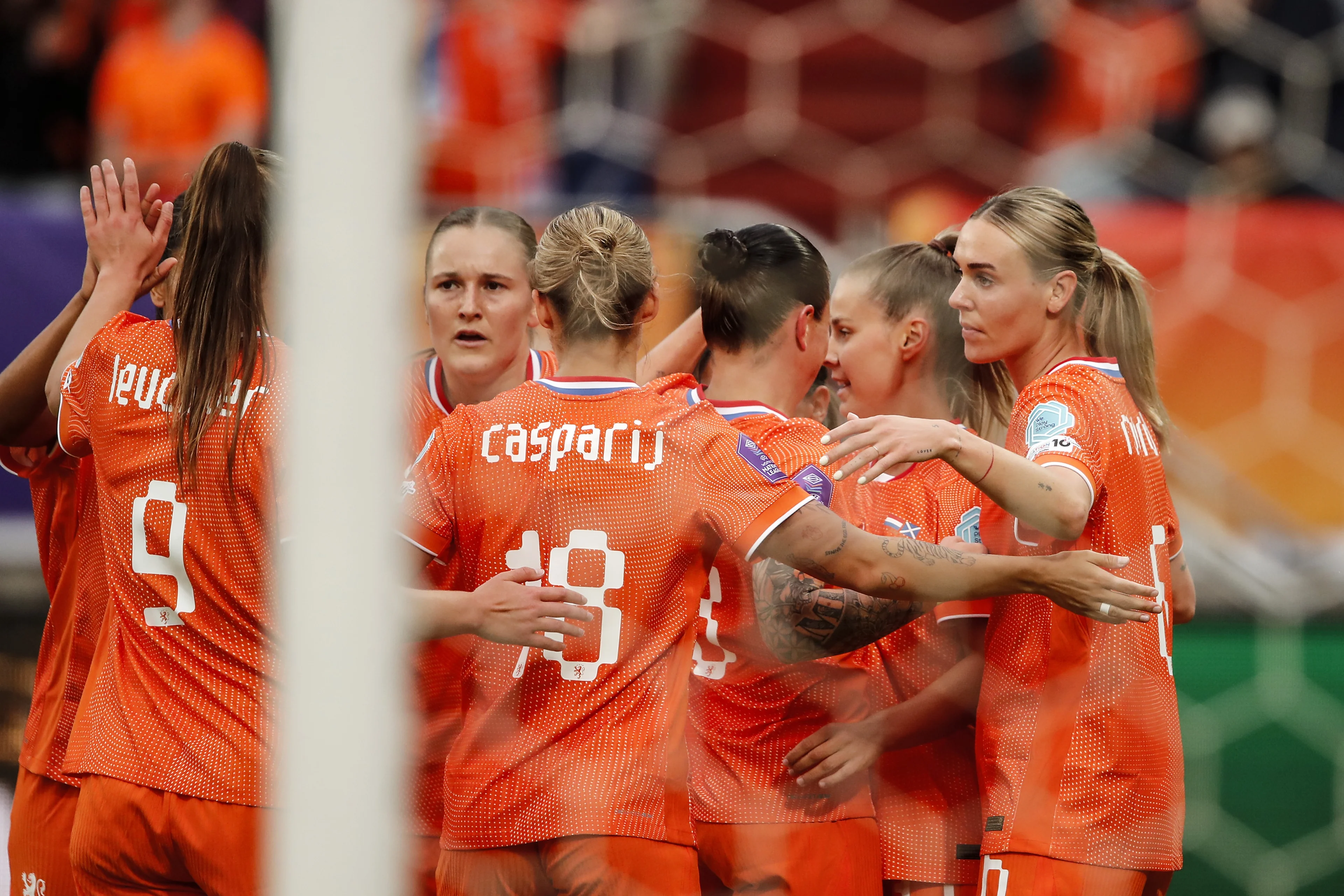 Leeuwinnen spelen in Basel, waar oranjegekte in 2008 hoogtepunt bereikte