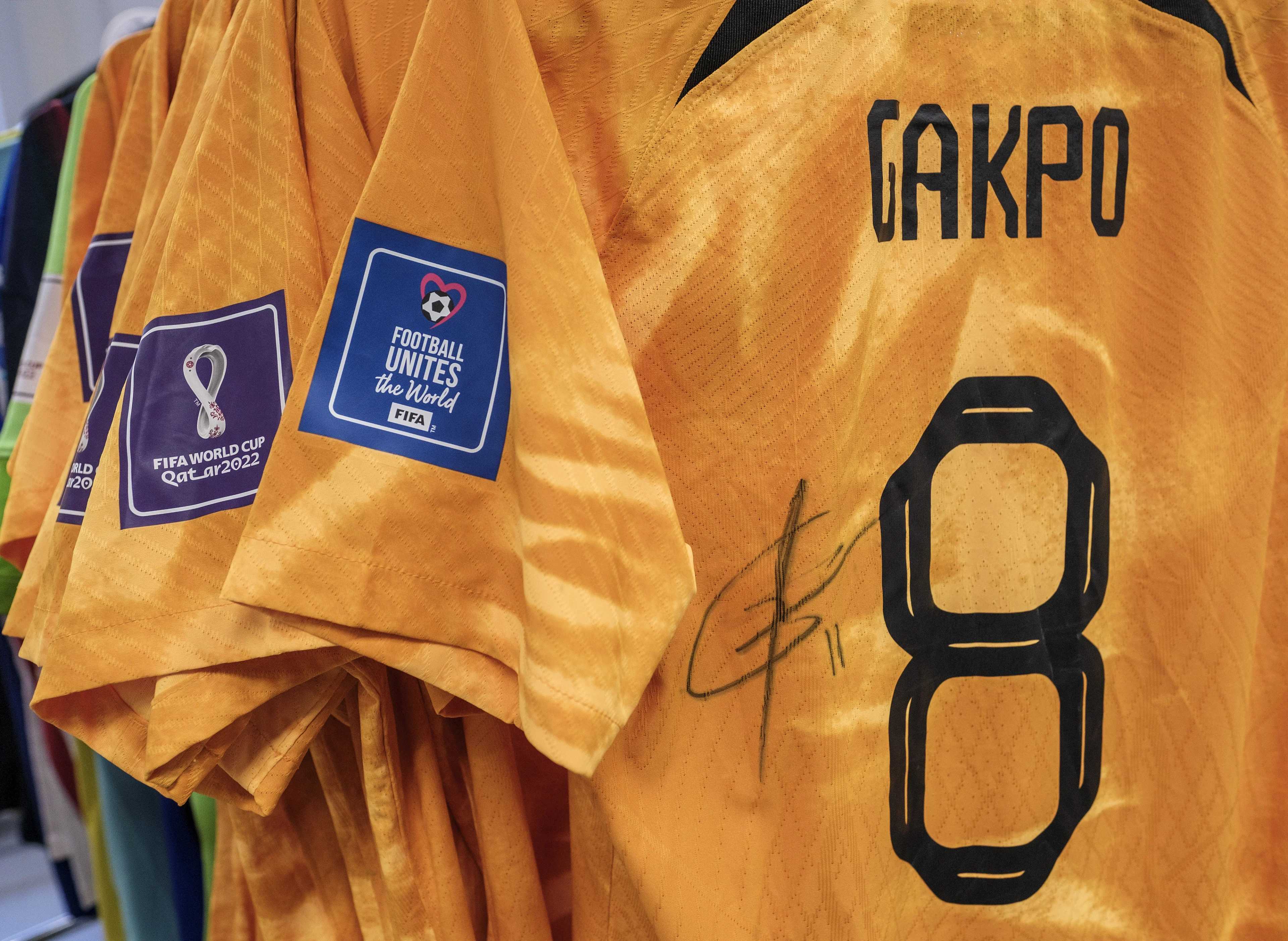 'Oranje staat in zijn hemd door verdwenen opbrengst veiling WK-shirts'