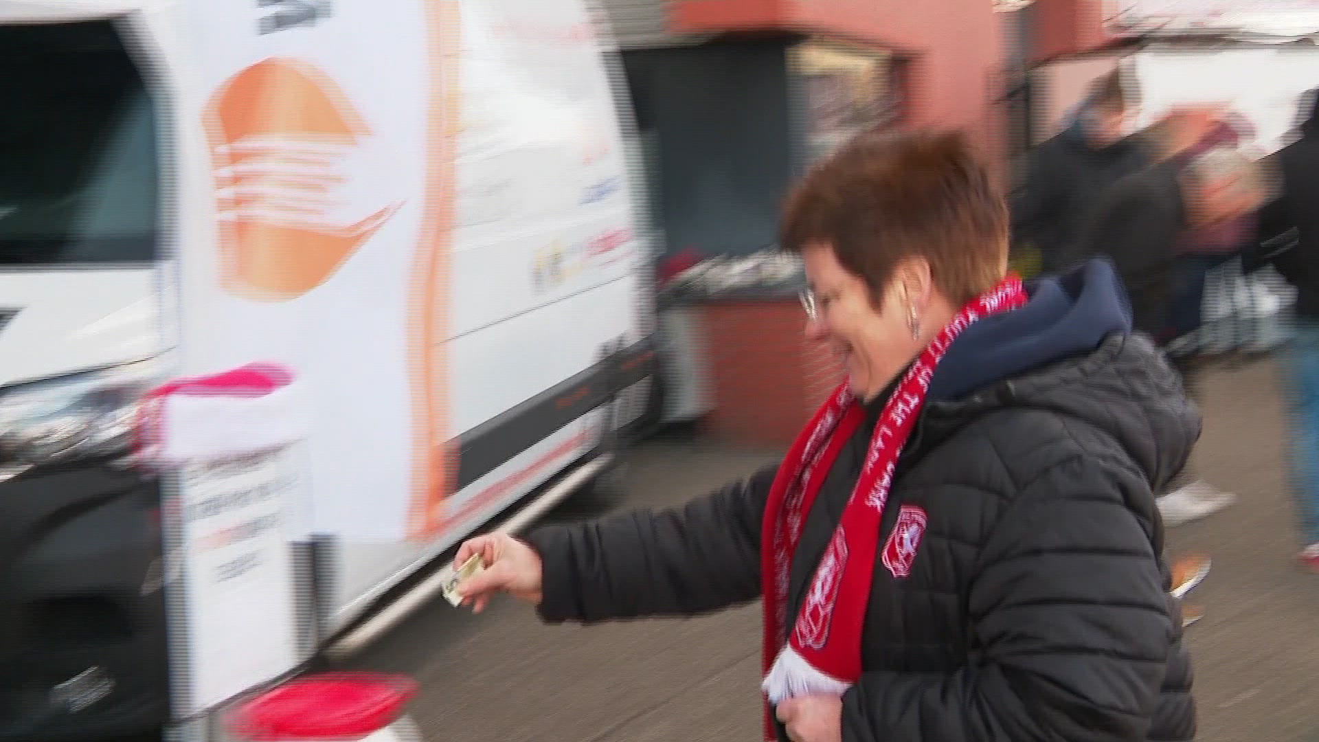 Fans bij FC Twente steunen voedselbank