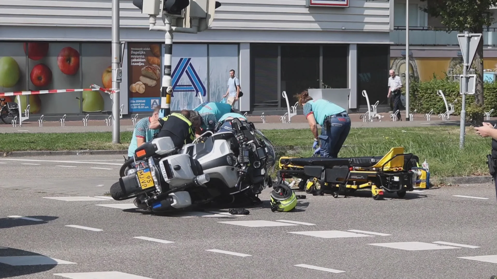 Vrouw naar ziekenhuis na aanrijding met motoragent in Alphen aan den Rijn