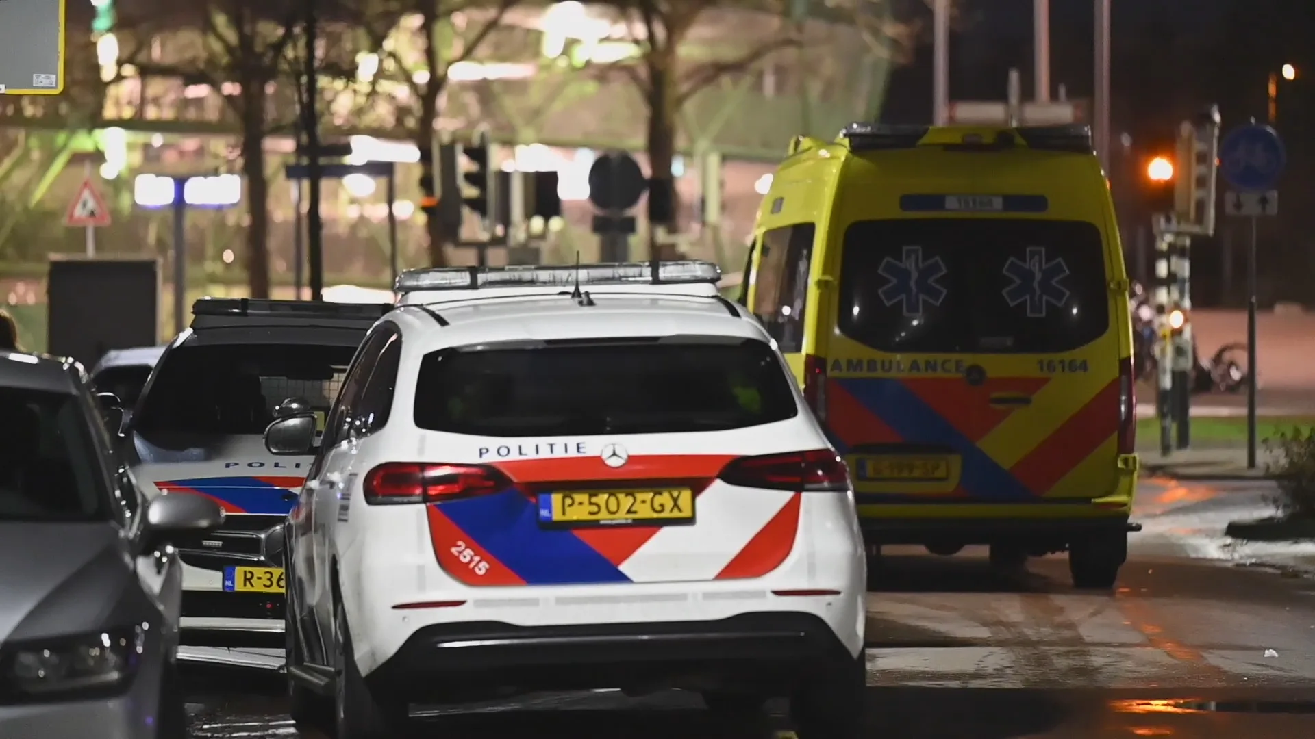 Man glijdt van dak in Alphen aan den Rijn en valt meters omlaag