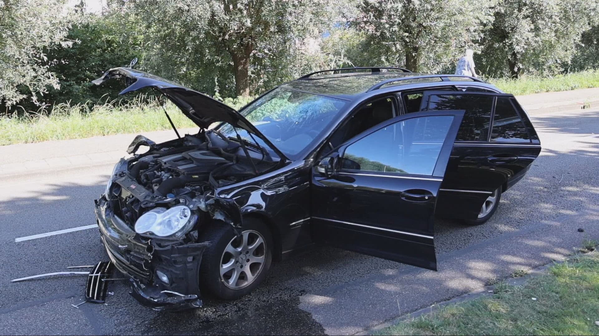 Drie gewonden door auto's die frontaal op elkaar botsen in Alphen aan den Rijn