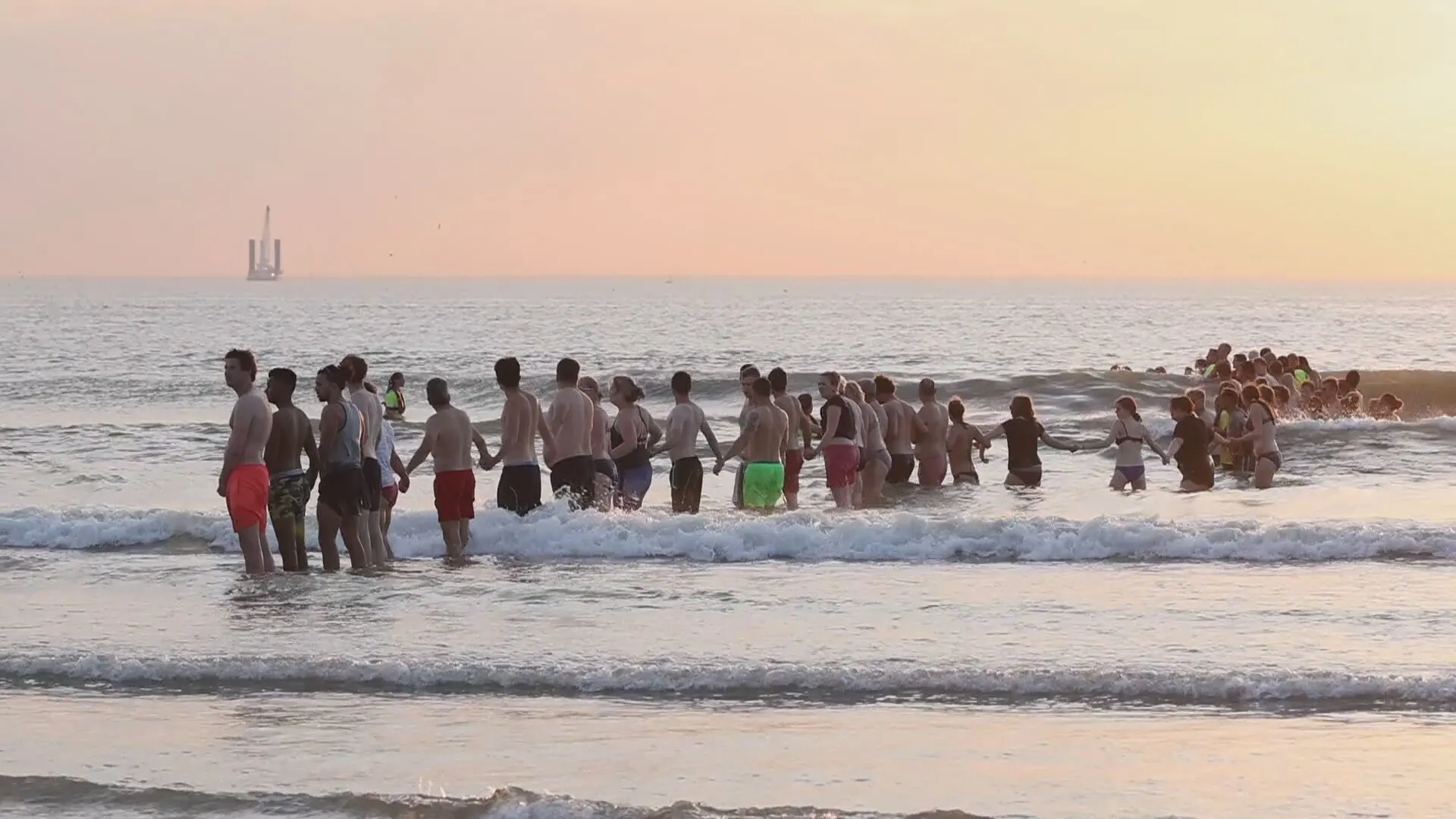 Zoektocht vermiste zwemmer bij Zandmotor na zonsondergang gestaakt