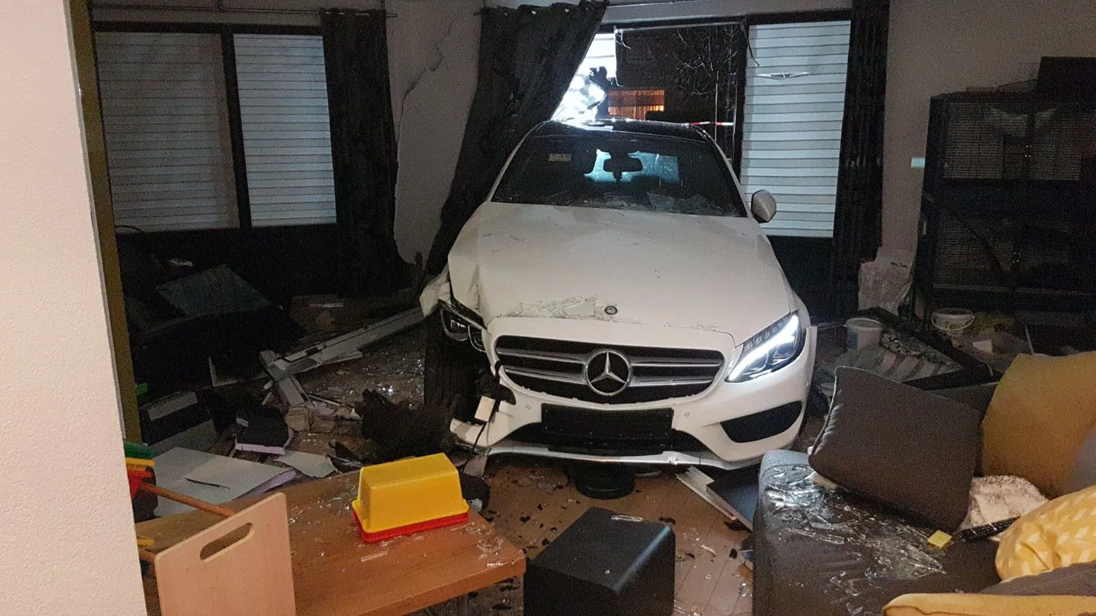 Auto rijdt huis van Hoornse familie Spaan binnen: 'Met bank en al vlogen we naar de keuken'