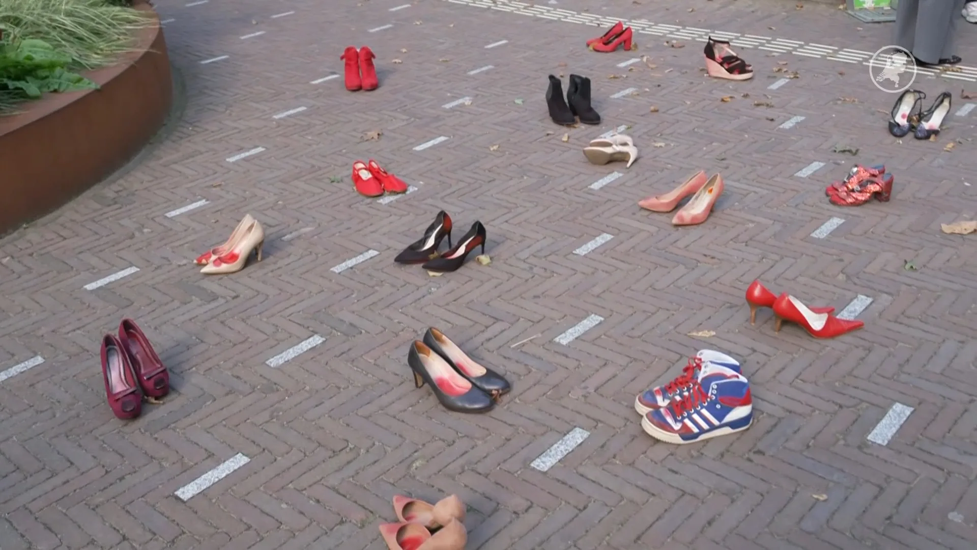 Waarom dragen mensen in Den Haag rode hakken en zwarte kleding?