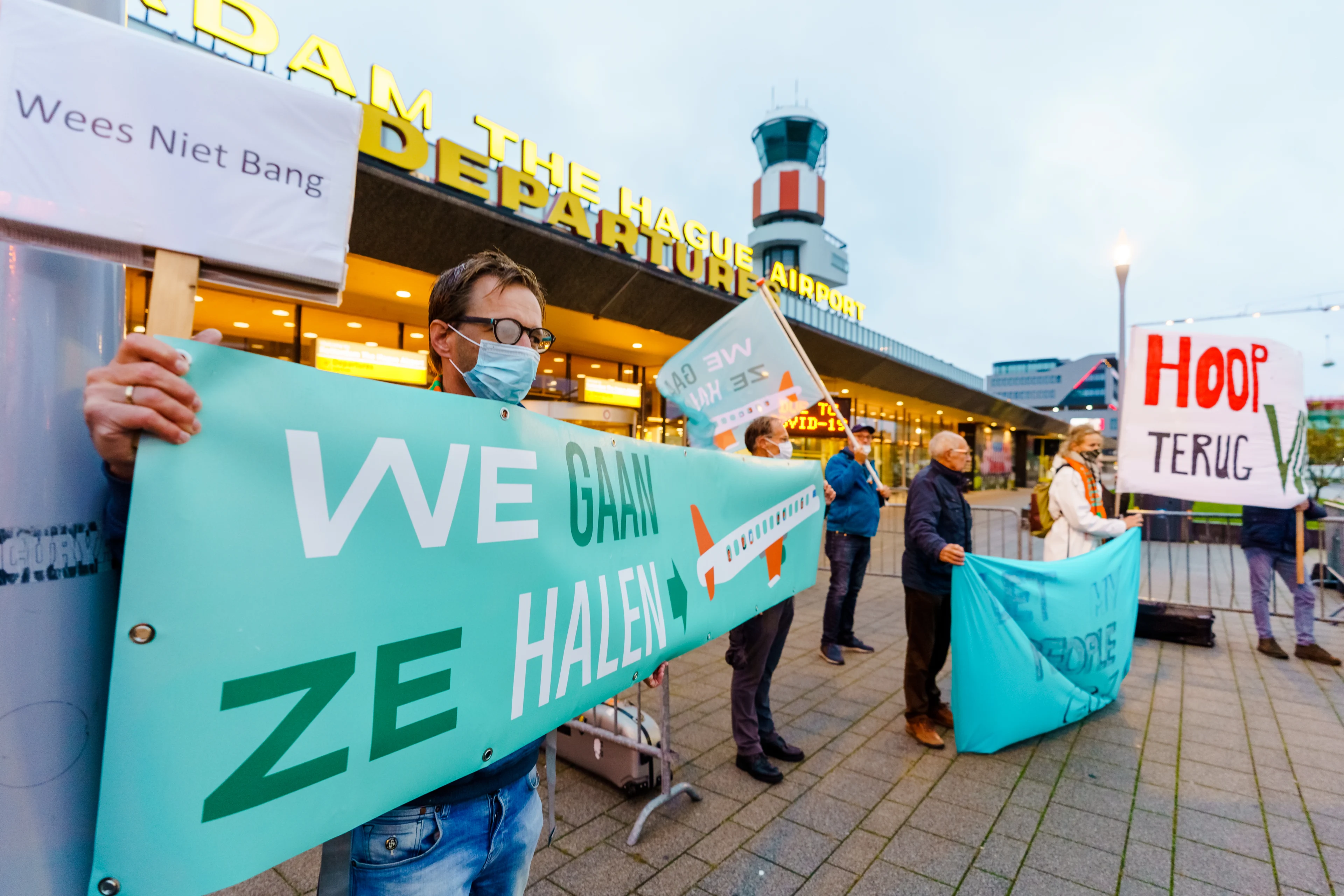 Actiegroep We Gaan ze Halen mag niet landen op Lesbos, wijkt uit naar Athene