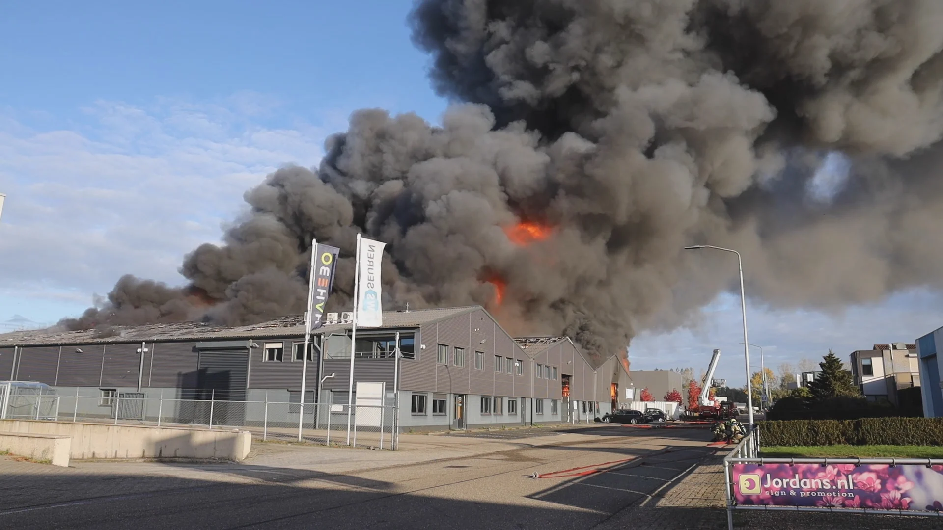Flinke rooktonwikkeling bij grote brand op industrieterrein Beugen