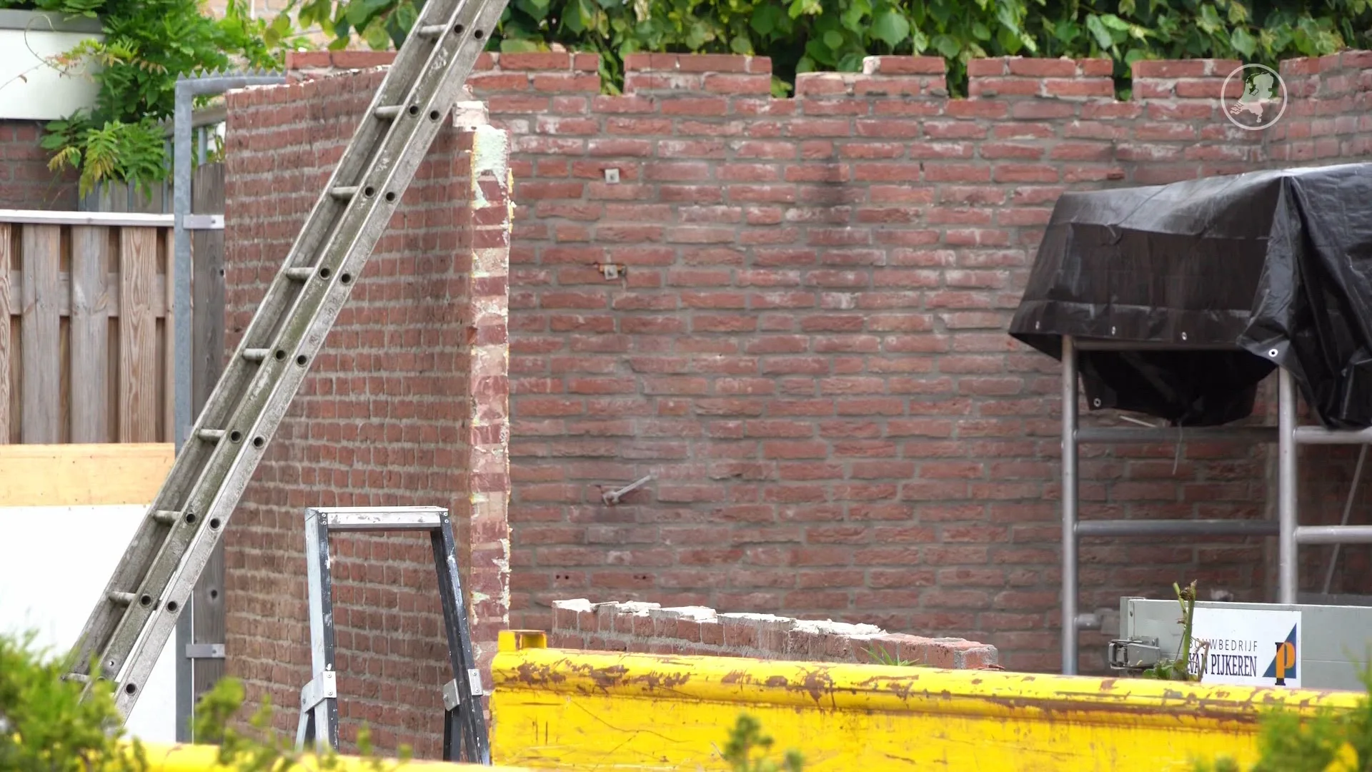 Traumahelikopter naar Hoogeveen: kind bedolven onder muurtje