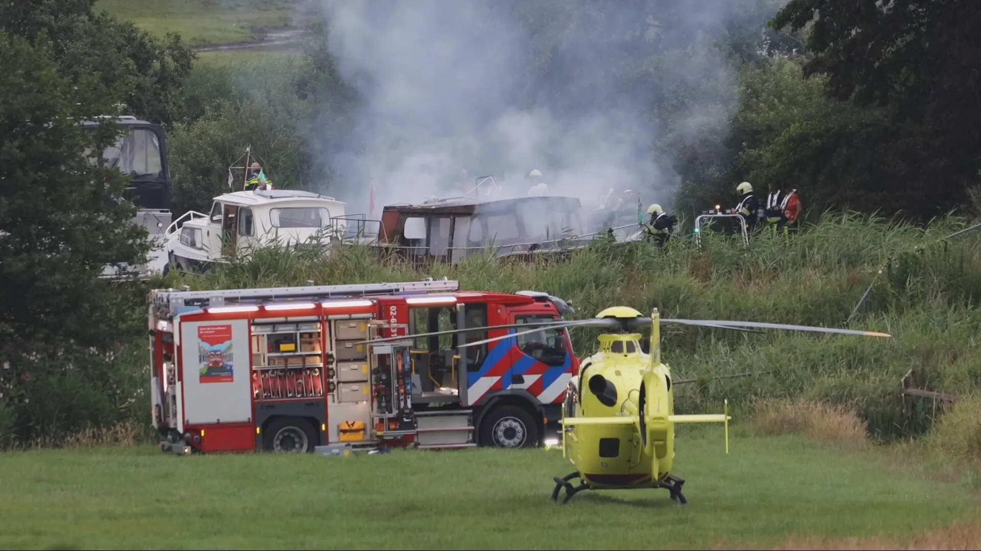 Twee personen en hond gewond door brand na explosie op boot in Friesland