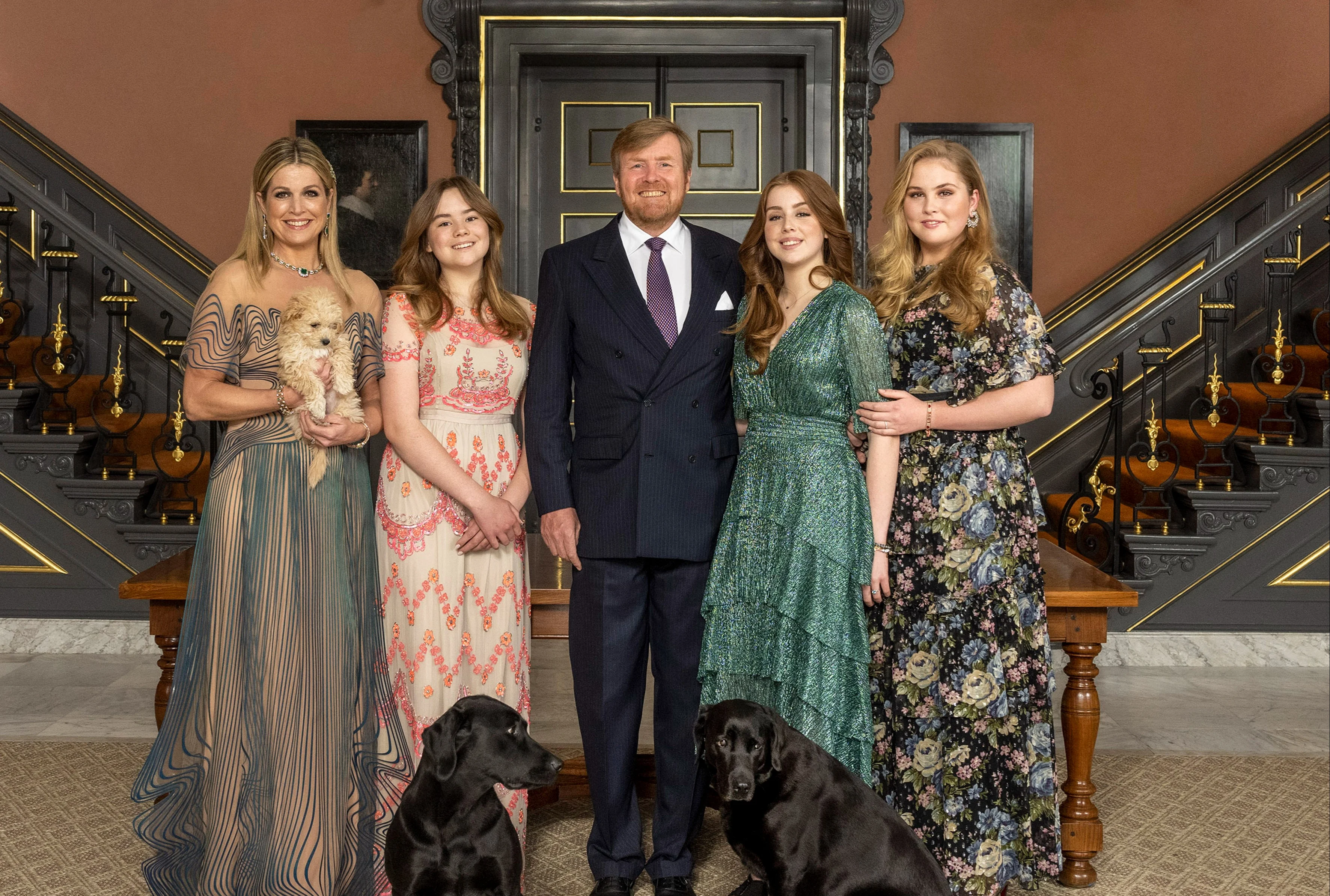 Koninklijke familie deelt kerstkaart met schitterende prinsessen en vrolijke viervoeters