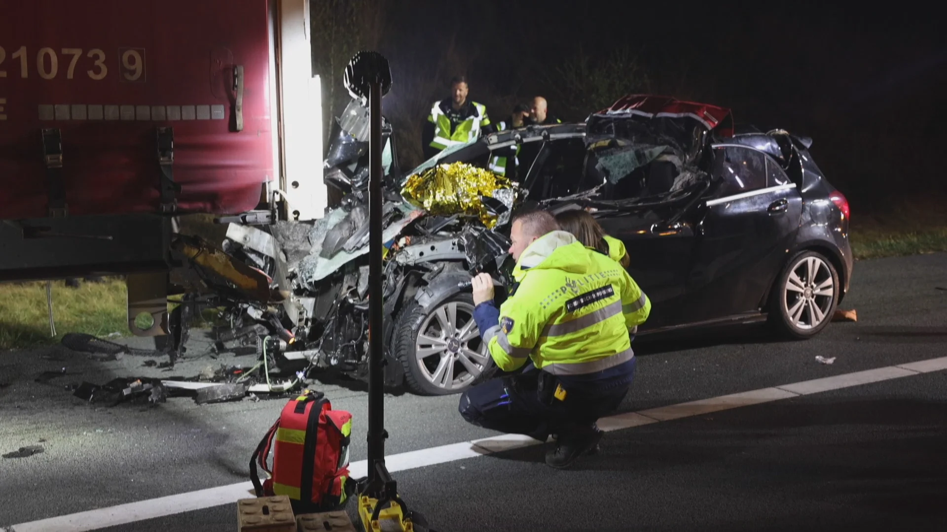 Zwaar ongeluk op A28, voorkant auto schuift onder vrachtwagen na botsing