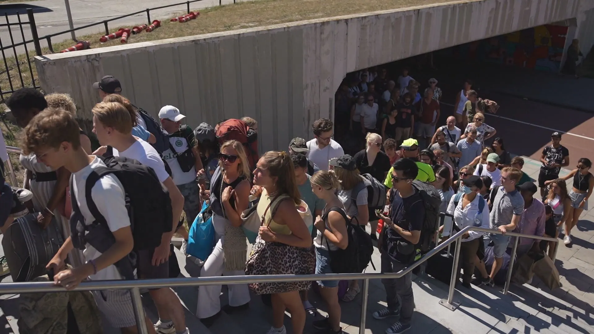 Razend druk op station Eindhoven Centraal: reizigers wachten in bloedhitte