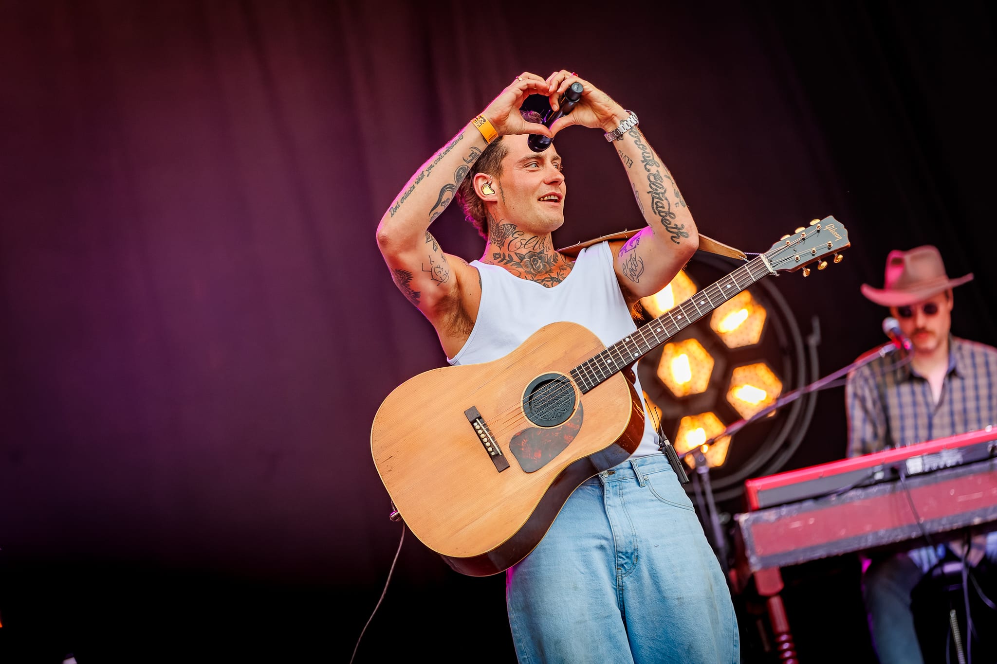 Douwe Bob met luid applaus onthaald bij festival Gelderpop na bedreigingen