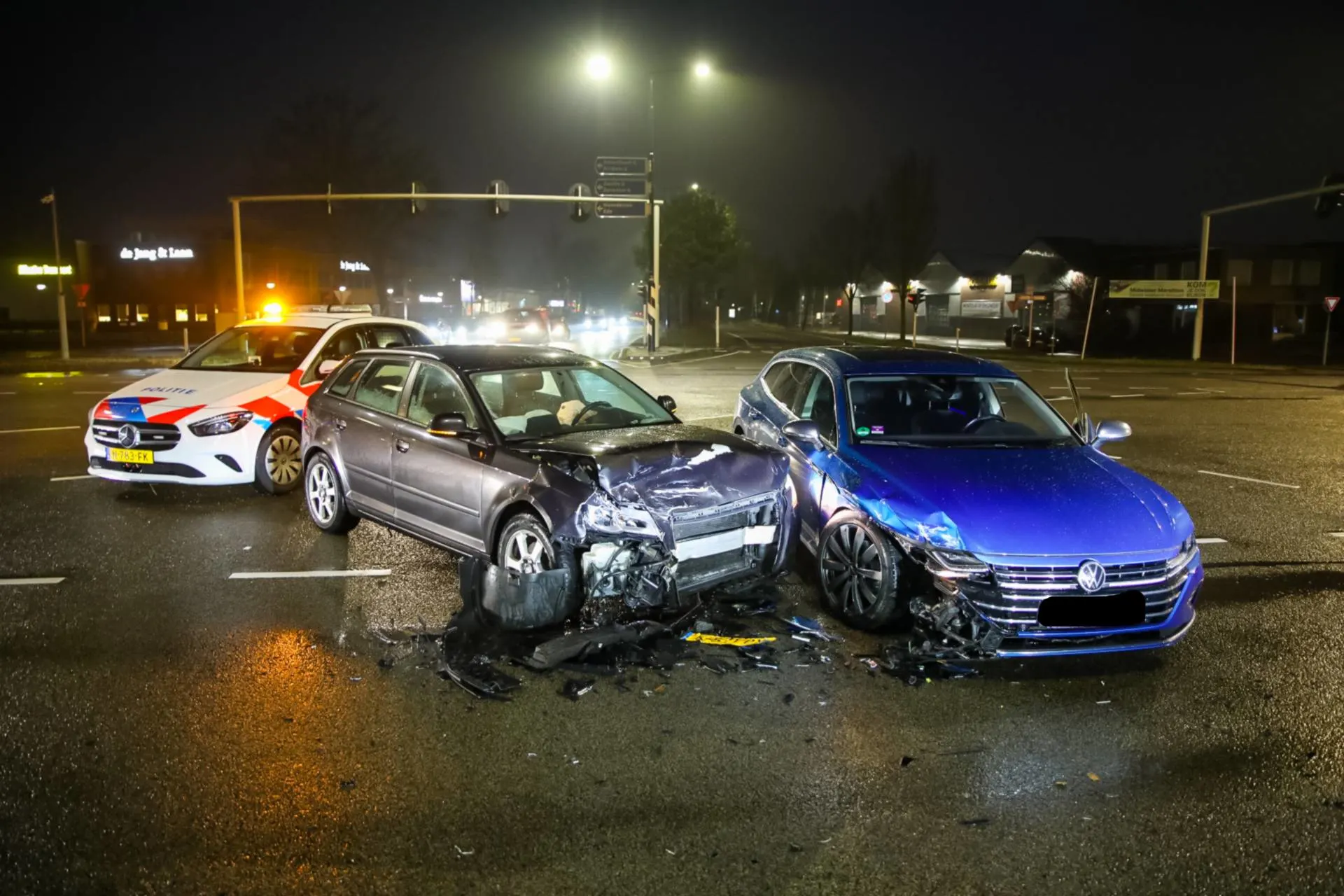 Auto's in kreukels na harde botsing in Apeldoorn, kinderen komen met schrik vrij