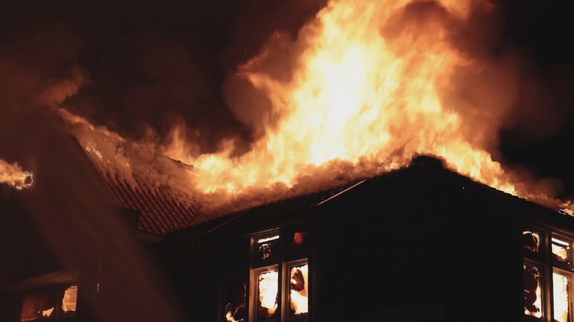 Man (36) opgepakt voor betrokkenheid bij brand in kerk Rotterdam