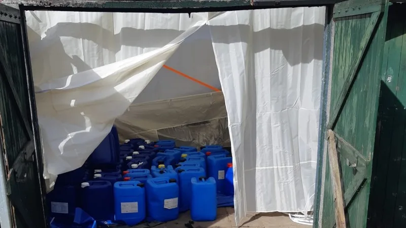 Tientallen vaten met grondstoffen voor harddrugs gevonden in achtertuin Eindhovense woning