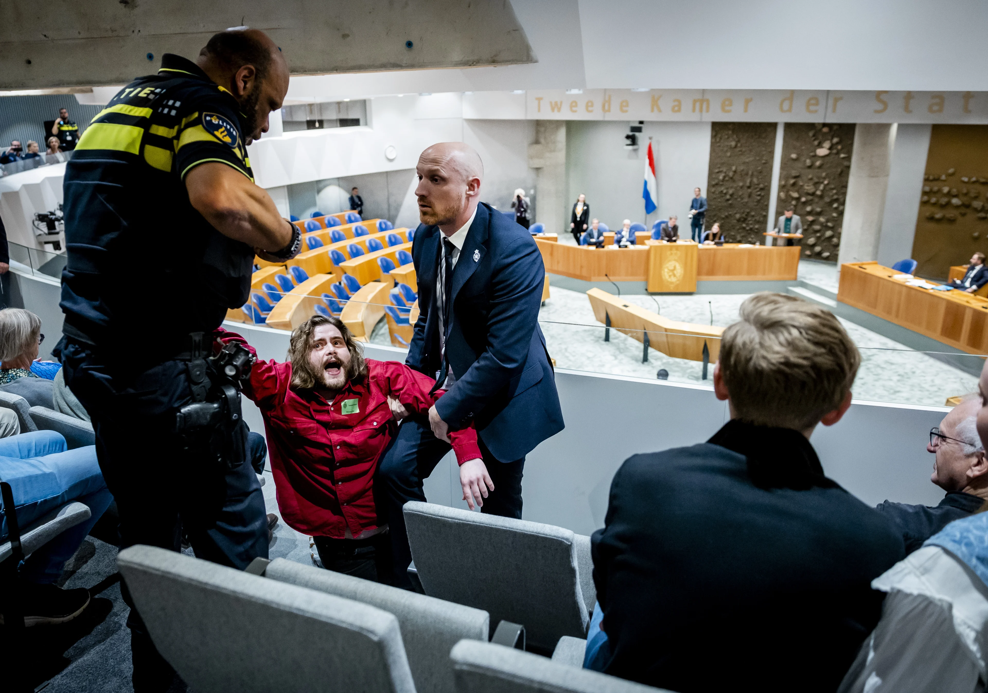 ZIEN: pro-Palestina demonstranten weggesleept uit Tweede Kamergebouw