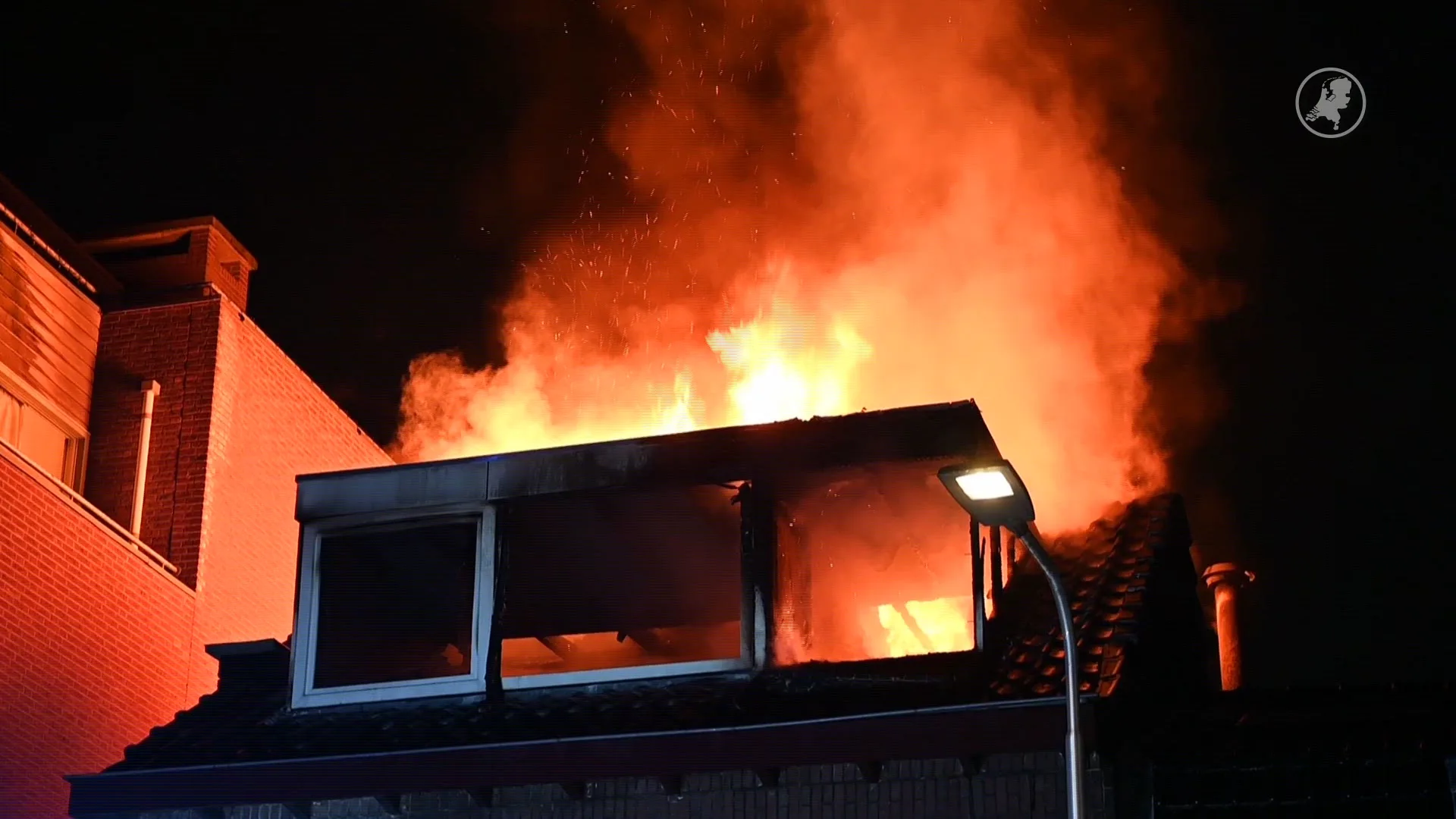 Hoekwoning in Tilburg volledig verwoest door felle uitslaande brand