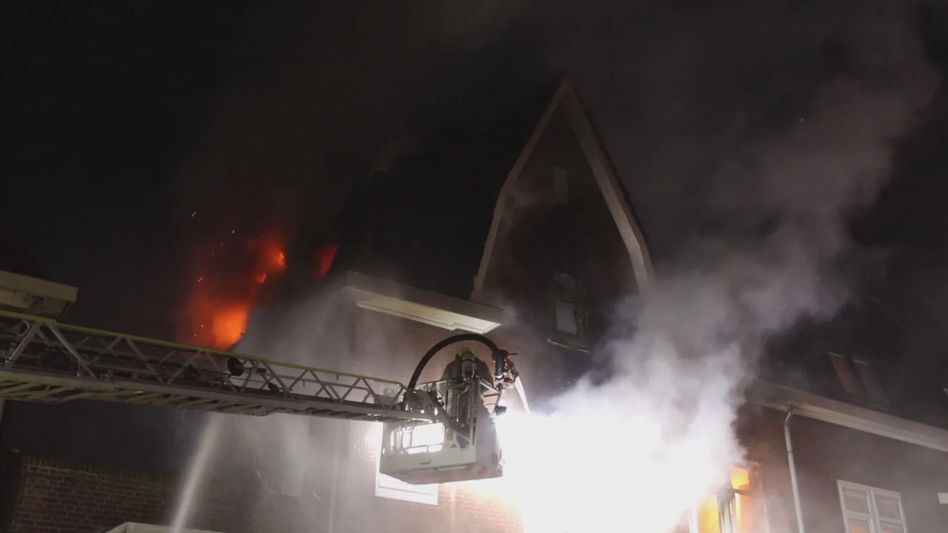 Dode bij felle woningbrand in Rotterdam