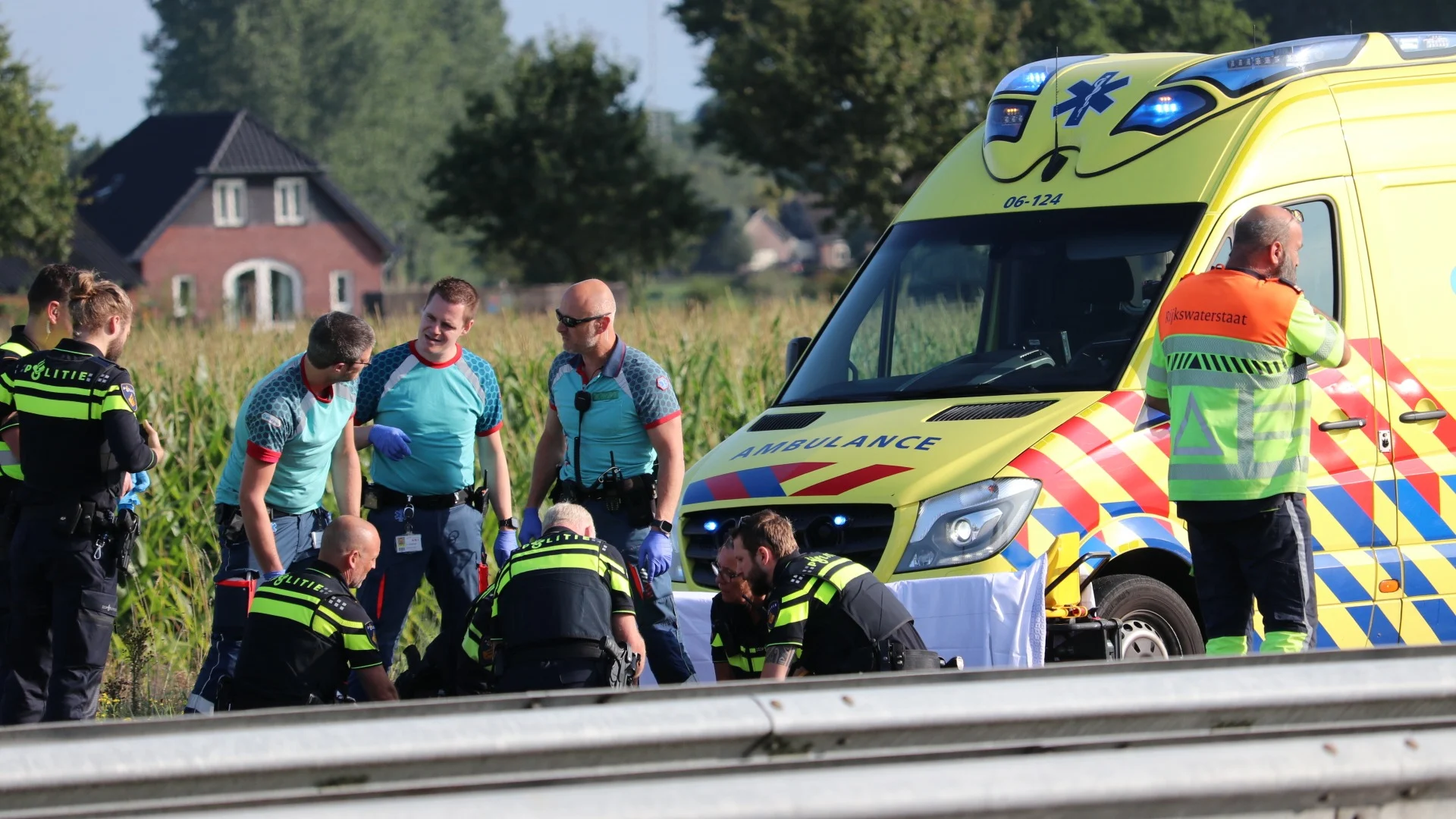 Man rent van links naar rechts over A1, auto crasht en vliegt in brand