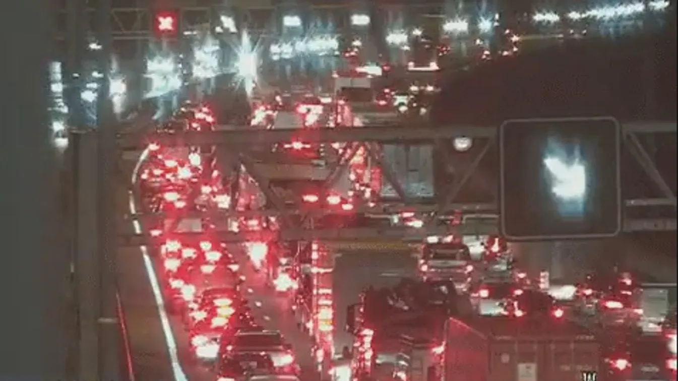 Auto twee keer aangereden op A20, bestuurder naar ziekenhuis