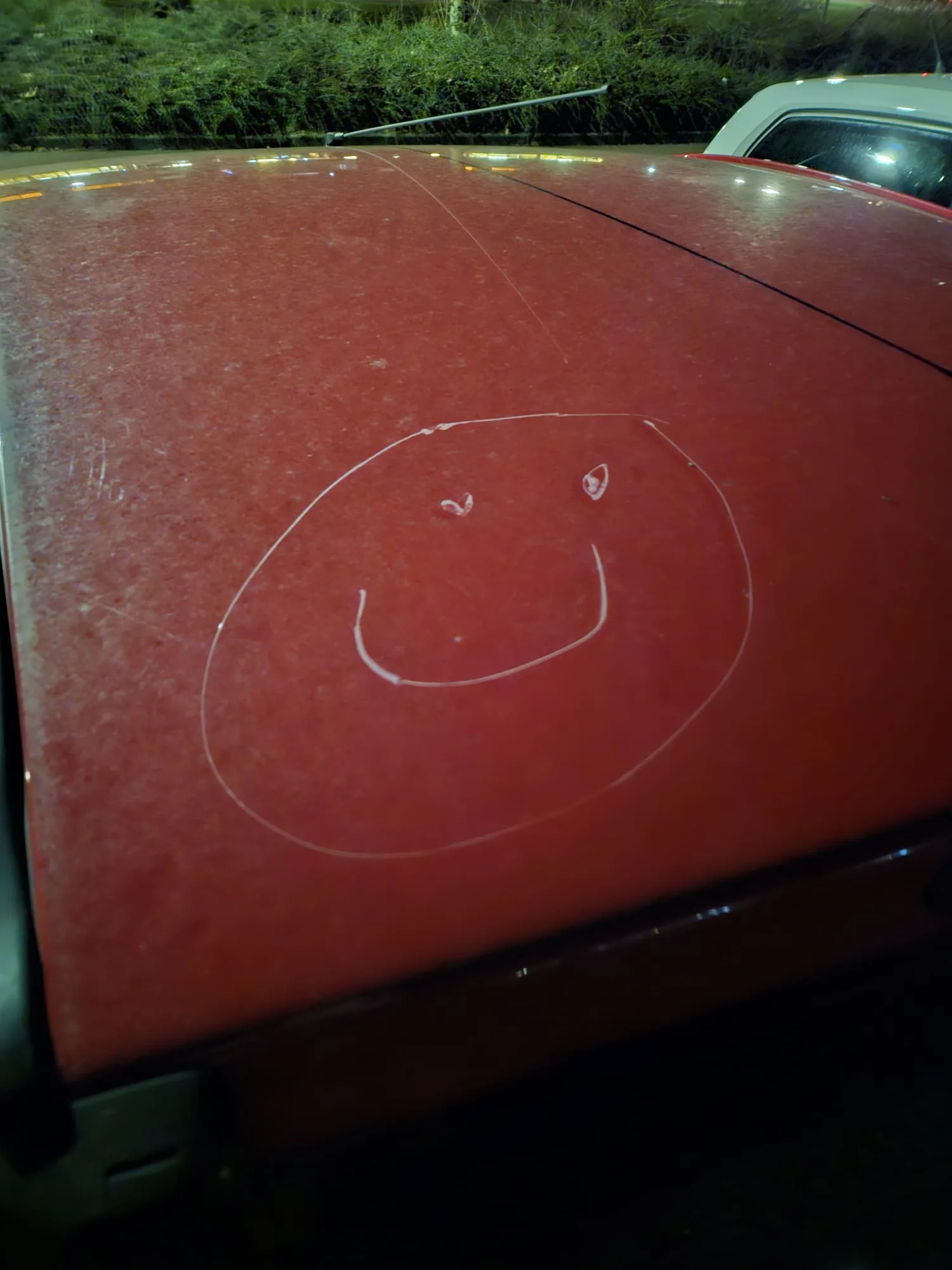 Buurt op scherp door vandaal die tiental auto’s onderkrast