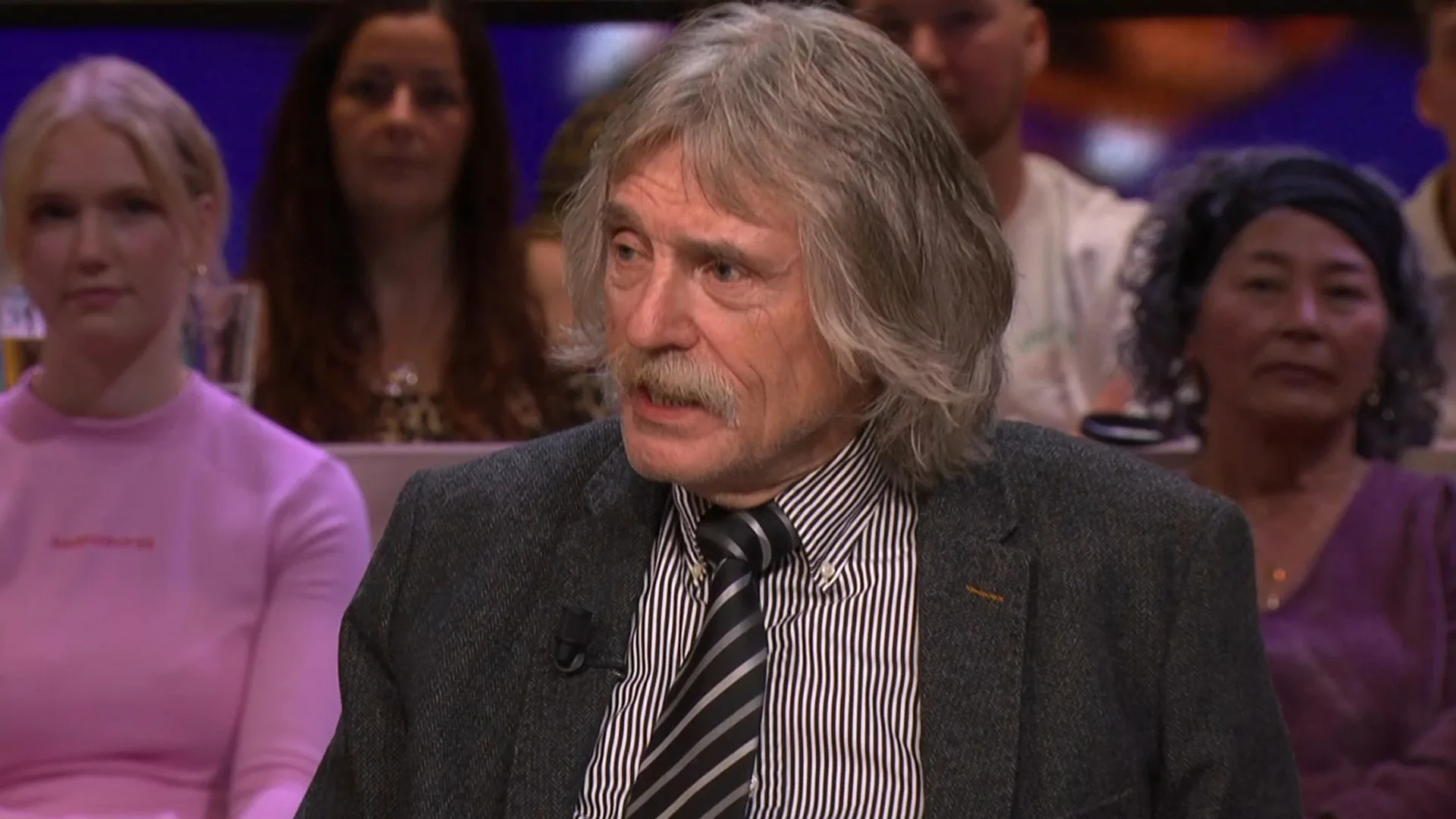 Johan Derksen onder luid applaus weer terug aan tafel bij Vandaag Inside