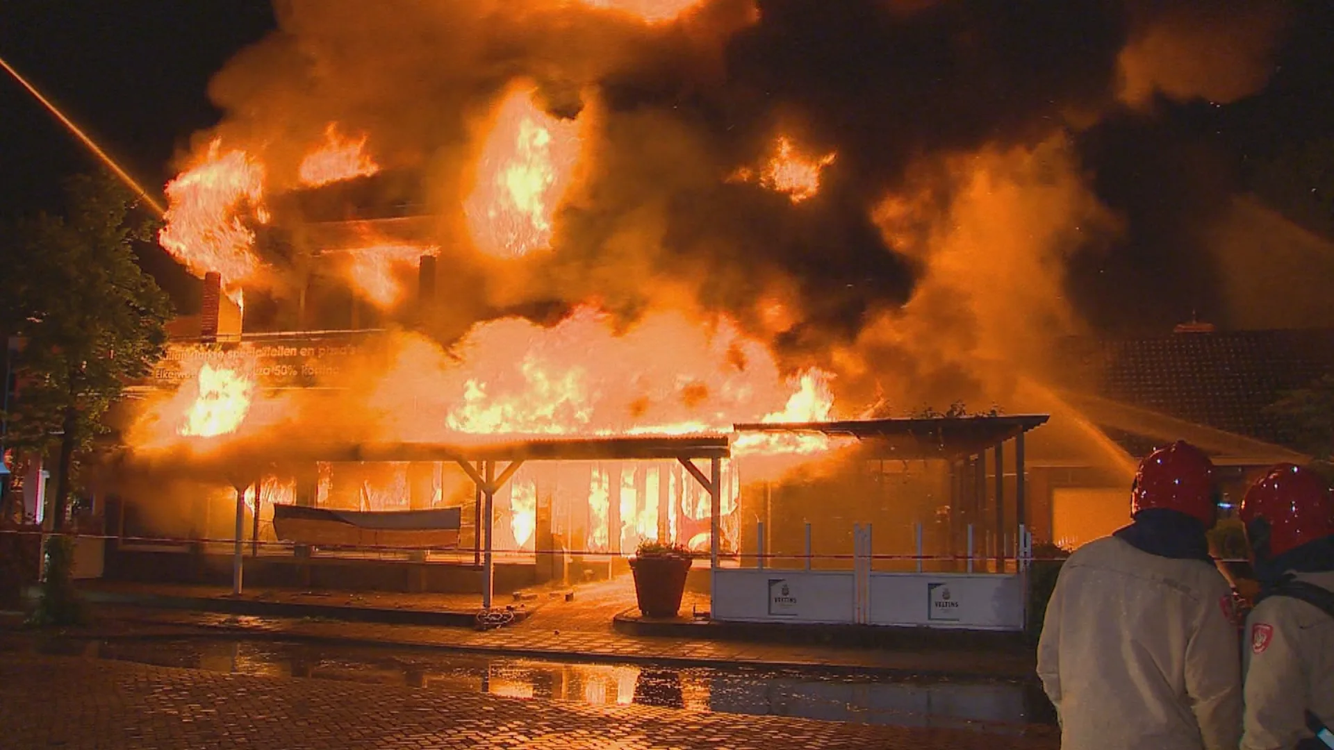 Grote uitslaande brand in Vlagtwedde verwoest Turks restaurant, geen gewonden
