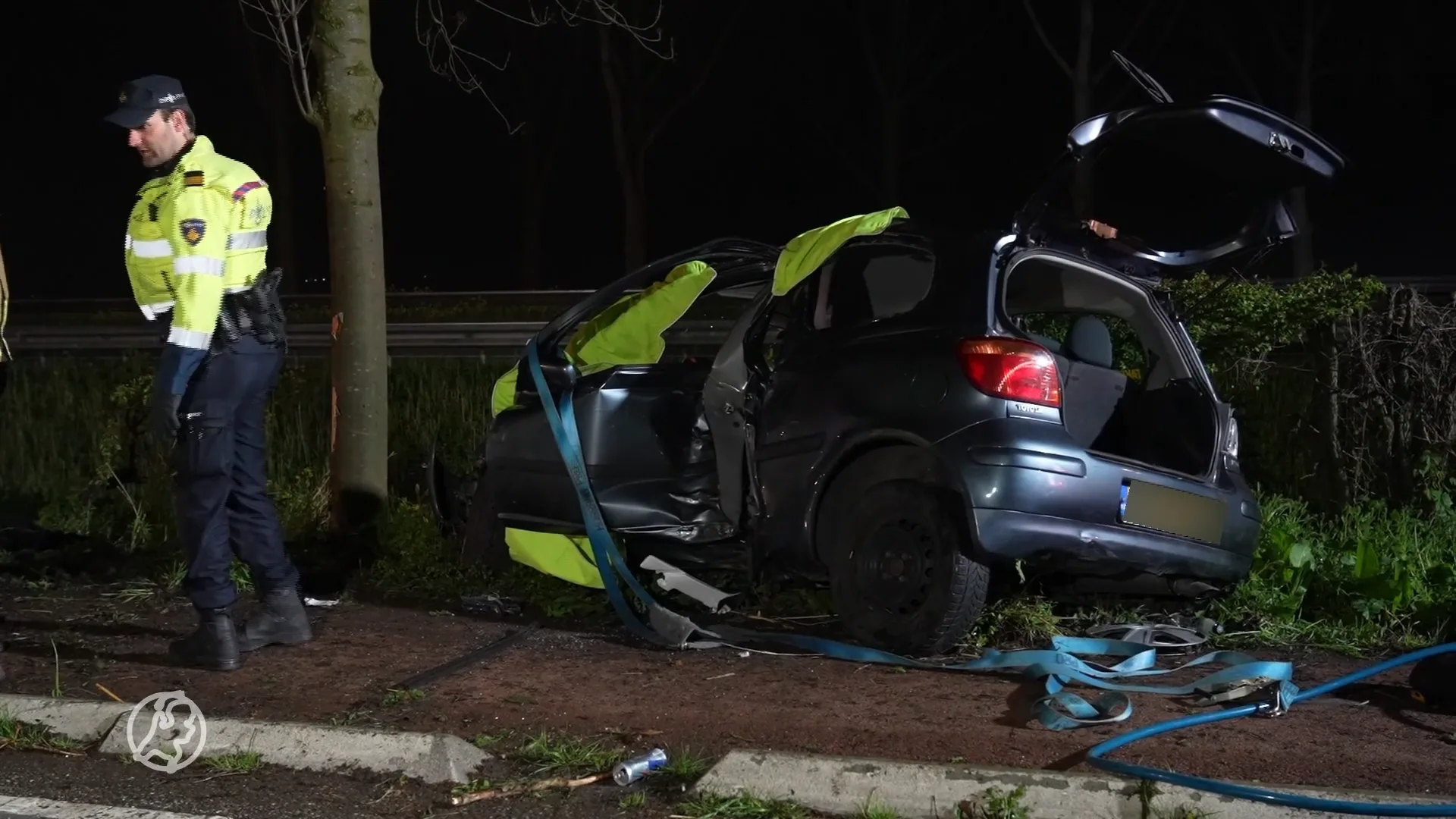 Automobilist zwaargewond na botsing tegen boom in Oosterhout