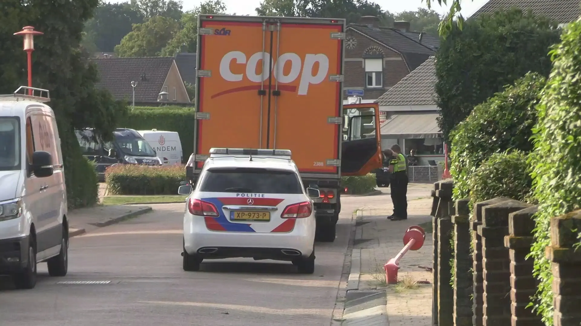 Fietsend kind raakt gewond door klap van deur rijdende vrachtwagen