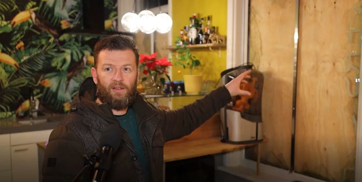 Carbidkanon Joure wordt vernietigd, dorpelingen beginnen inzamelingsactie voor gedupeerde hotelier