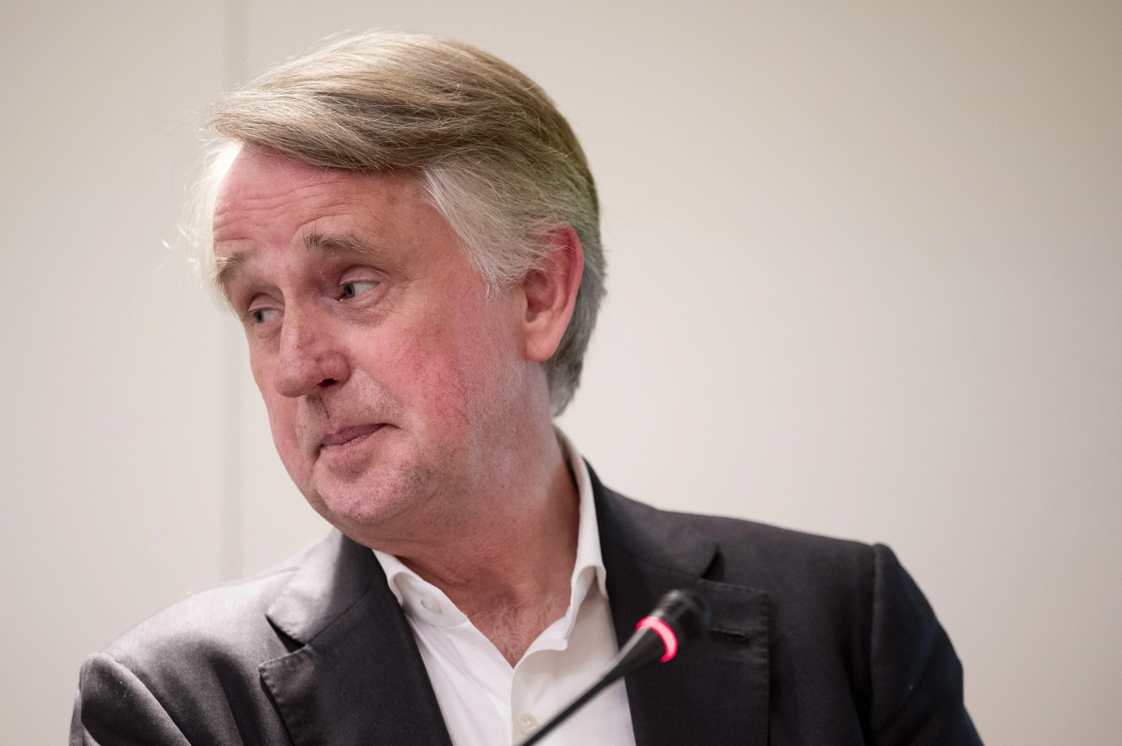 Dick Benschop vertrekt als baas van Schiphol na zomer vol problemen