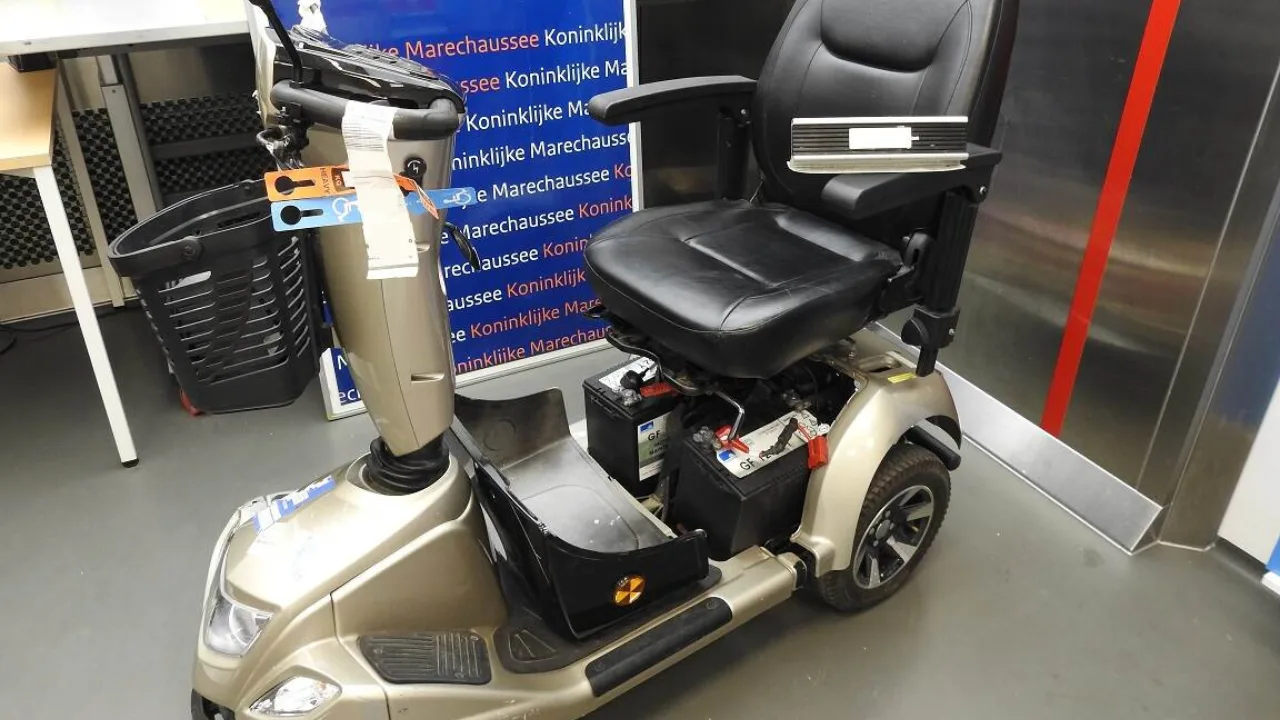 Man aangehouden op Schiphol met acht kilo cocaïne in scootmobiel