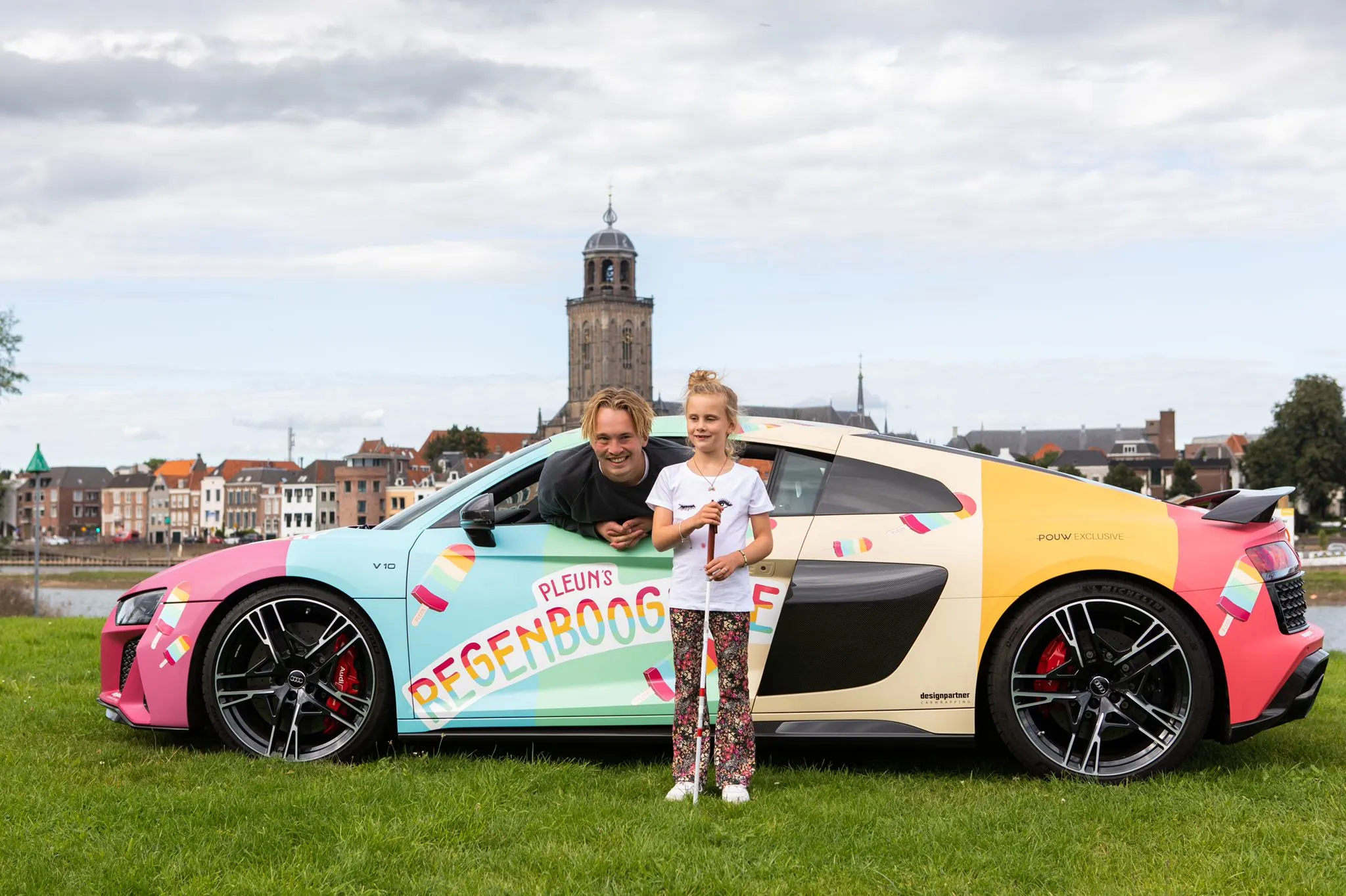 Rapper Snelle helpt Pleun (7) met ijsjesactie voor de ziekte van Batten: 'In een jaar tijd werd ze blind'