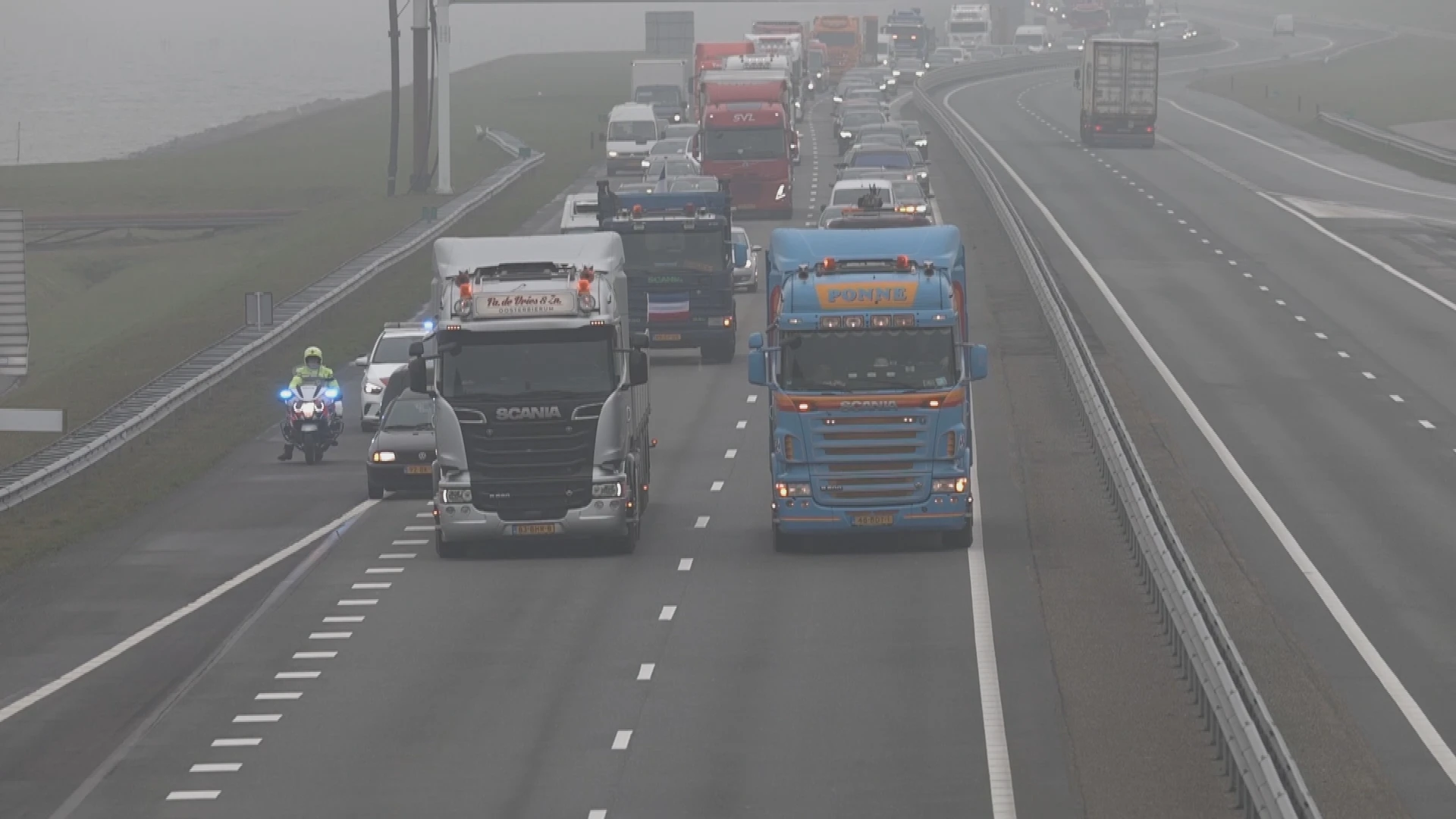 Truckers protesteren op Afsluitdijk tegen hoge brandstofprijzen
